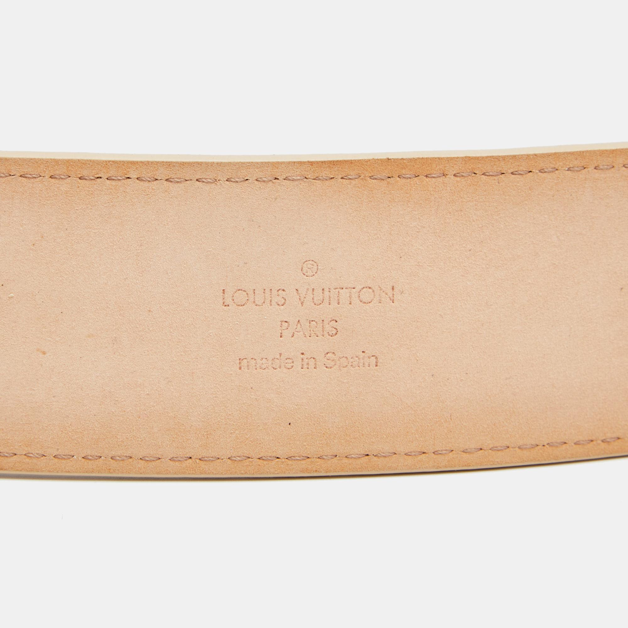 This Initiales belt from Louis Vuitton is simple in design but nevertheless quite appealing. The signature Damier Azur canvas belt flaunts a smooth construction with neat stitches and has a gold-tone buckle in the form of an enlarged LV symbol. The