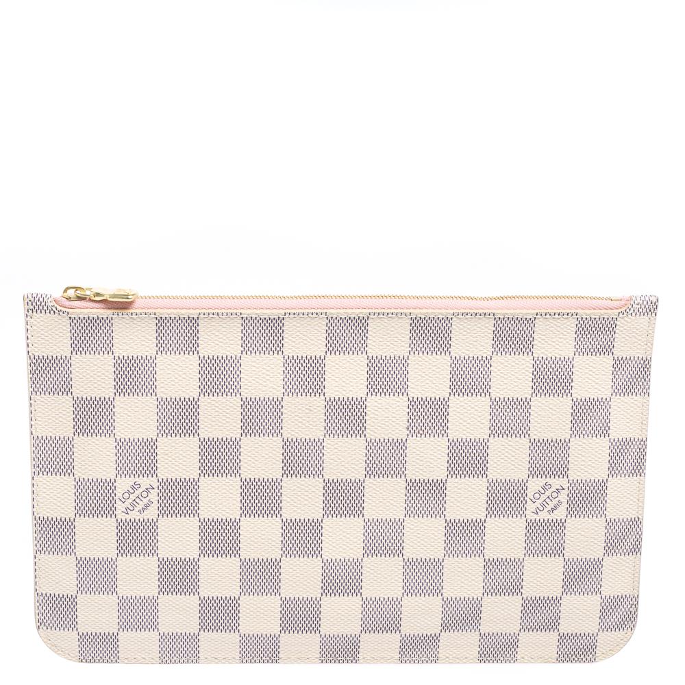 Coming from the House of Loius Vuitton, this stunning Neverfull Pochette Zippered clutch is an amazing accessory you need to own today. It is made from Damier Azur canvas and comes with gold-toned hardware. The top zipper unveils a spacious
