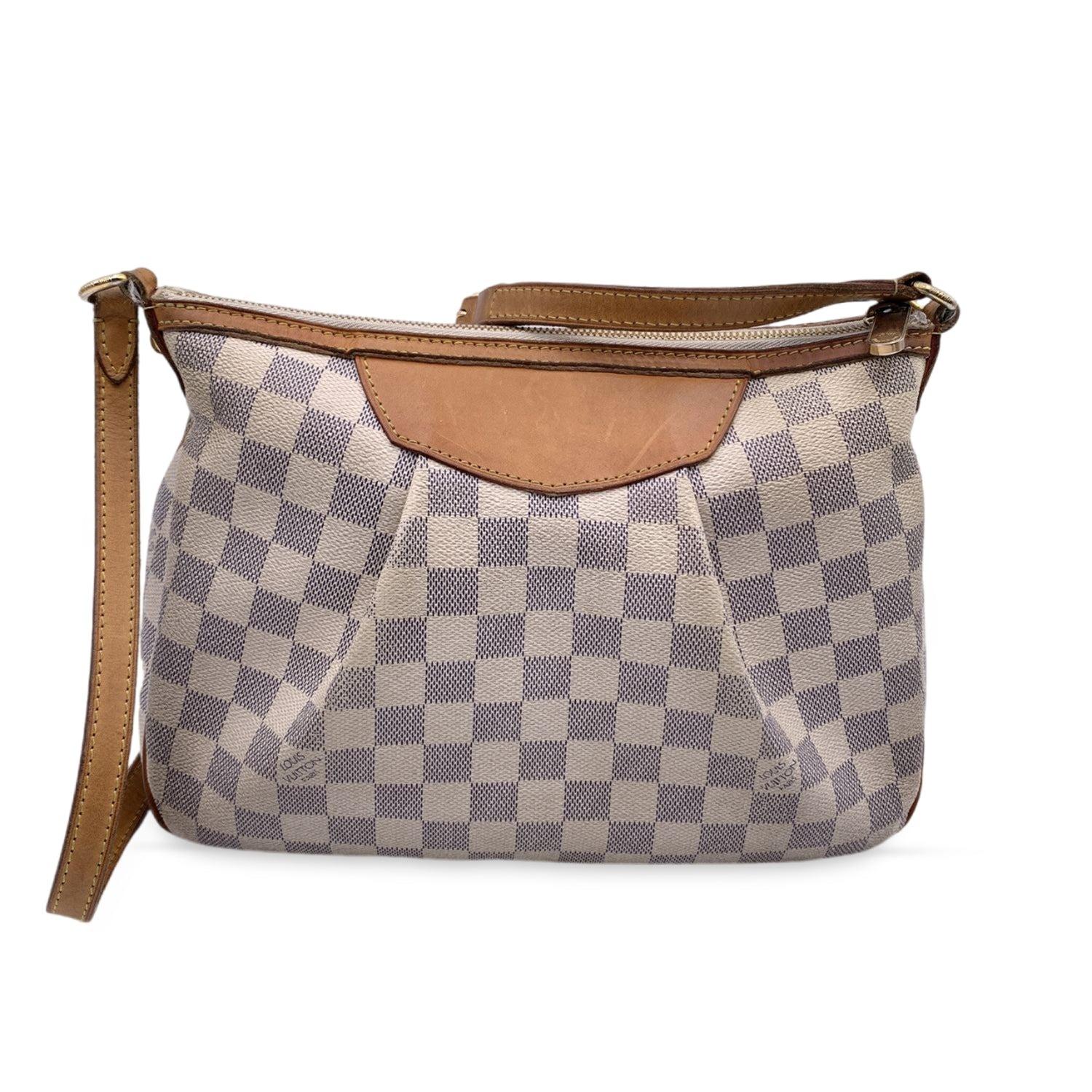 Louis Vuitton shoulder bag 'Siracusa PM' in Damier Azur canvas. Upper zipper closure. Adjustable leather shoulder strap. Beige fabric lining. 2 side open pockets inside. 'LOUIS VUITTON Paris - Made in France' tag inside Condition B - VERY GOOD