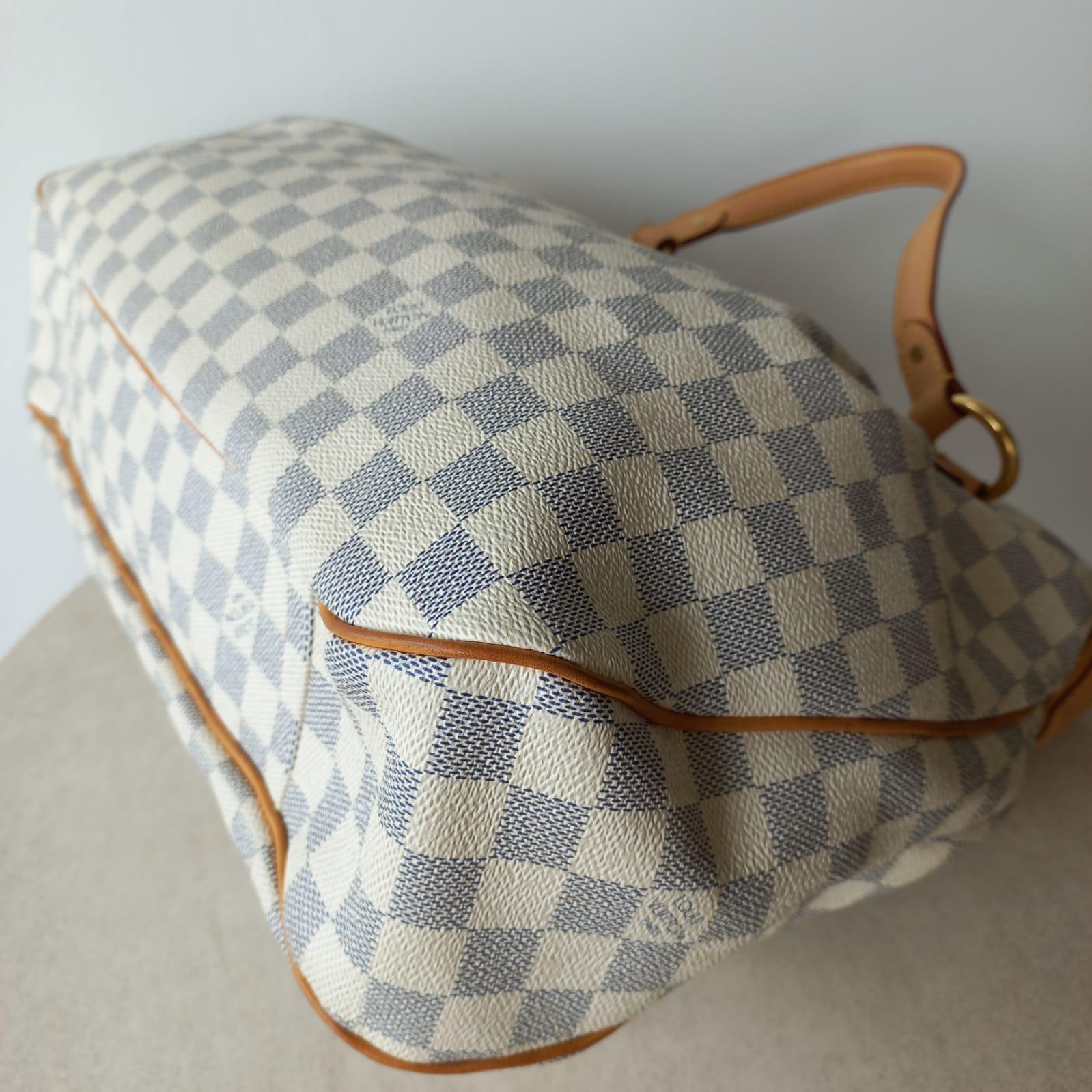 Damier Azur Evora Bag comes in great condition. Minor marks on the vachetta leather. Overall still in great condition.

Inclusion: Dust Bag, Strap

Year: 2011