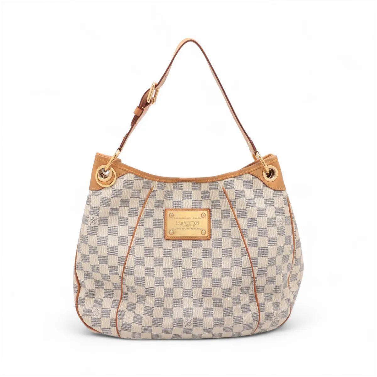 Le sac Damier Azur Galliera PM de Louis Vuitton est un sac à bandoulière chic et féminin qui allie l'élégance intemporelle à la fonctionnalité quotidienne. Confectionné dans l'iconique toile enduite Damier Azur, il est doté d'une garniture en cuir