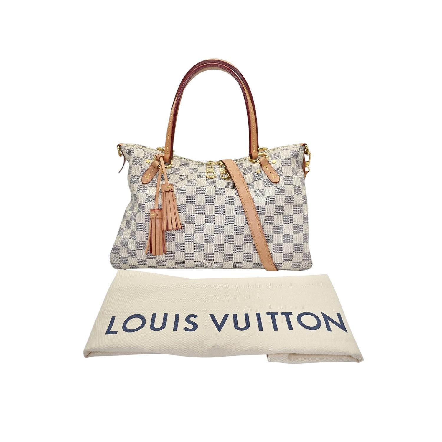 Erhöhen Sie Ihren Stil mit der Raffinesse und Exklusivität dieser Louis Vuitton Damier Azur Lymington Umhängetasche. Aus dem kultigen Louis Vuitton Damier Azur beschichtetem Canvas und Vachetta-Leder gefertigt, strahlt sie Luxus und Eleganz aus. Die