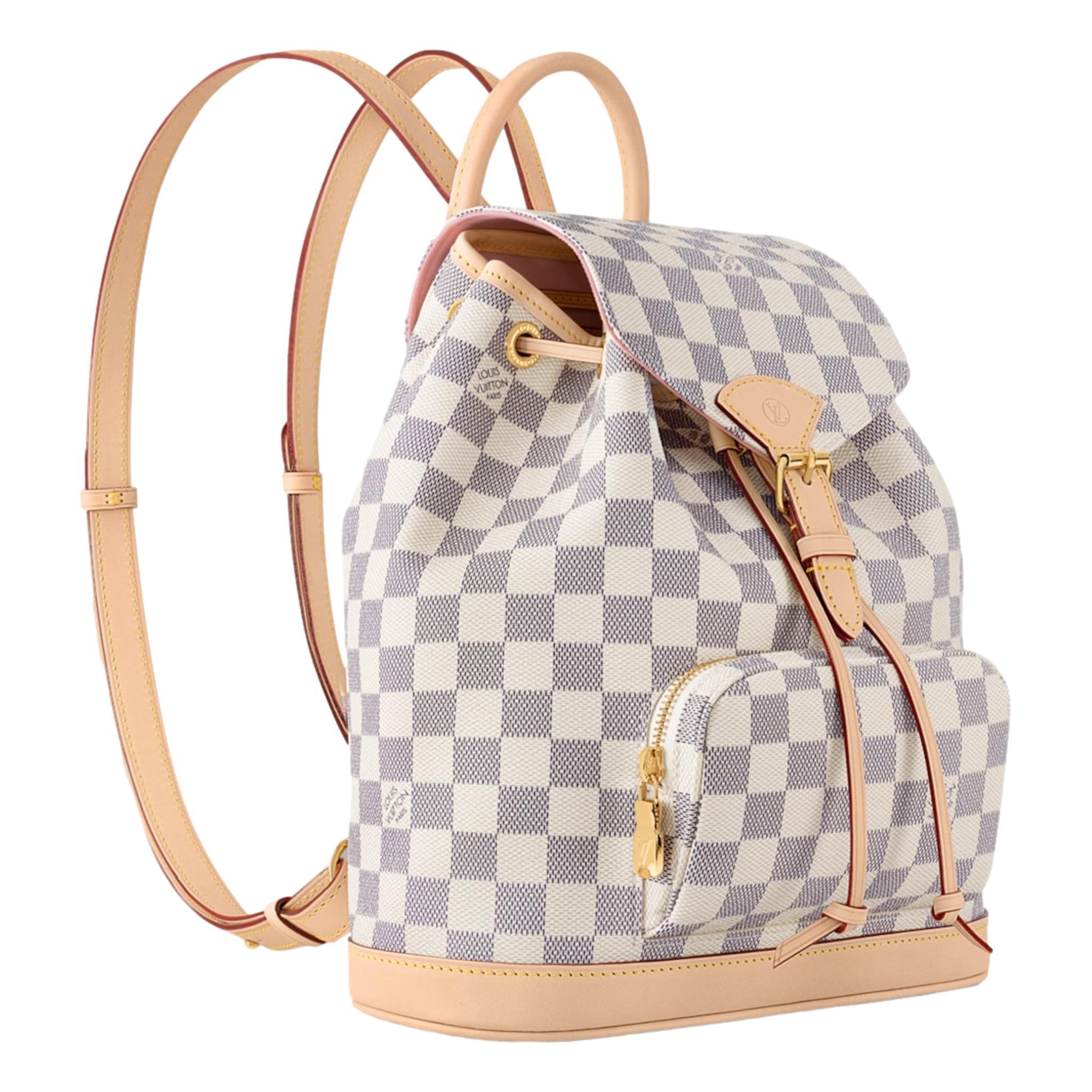 Zaino Louis Vuitton Damier Azur Montsouris PM

Zaino grigio chiaro realizzato in tela spalmata nel caratteristico colore Damier Azur.

Caratterizzata da dettagli in pelle beige e hardware dorato con marchio.

Ha una chiusura a coulisse e magnetica,