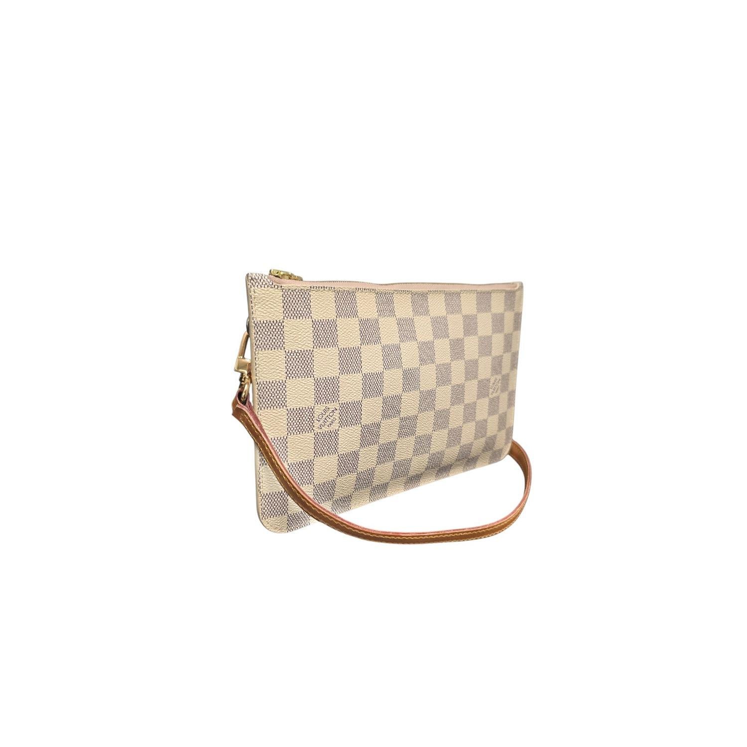 Cette jolie pochette Louis Vuitton Damier Azur, fabriquée en 2019 aux États-Unis, est prête à vous accompagner partout ! Avec sa toile enduite et ses garnitures en cuir, ainsi que ses ferrures dorées brillantes, il est élégant et amusant. Il est