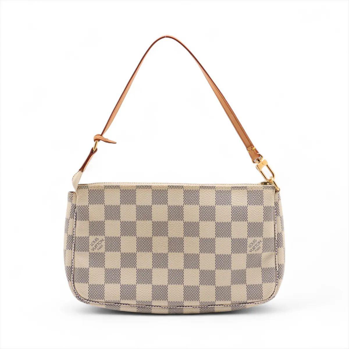 Il Damier Azur Accessoire Louis Vuitton è un pezzo chic e versatile che riflette l'eleganza senza tempo della Maison. Realizzato con l'iconica tela rivestita Damier Azur e con accenti in pelle di vacchetta naturale, presenta una silhouette elegante
