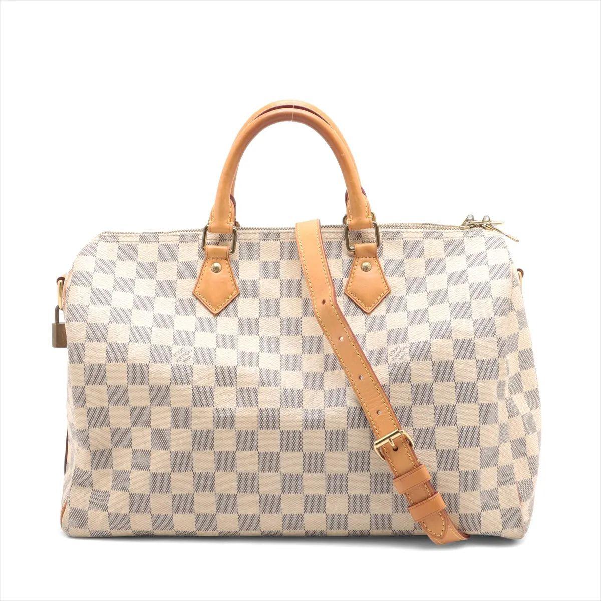 Die Louis Vuitton Damier Azur Speedy 35 ist eine zeitlose und anspruchsvolle Handtasche, die mühelose Eleganz verkörpert. Die Tasche aus beschichtetem Damier Azur-Canvas und natürlichem Rindsleder besticht durch ihre frische, sommerliche Ästhetik