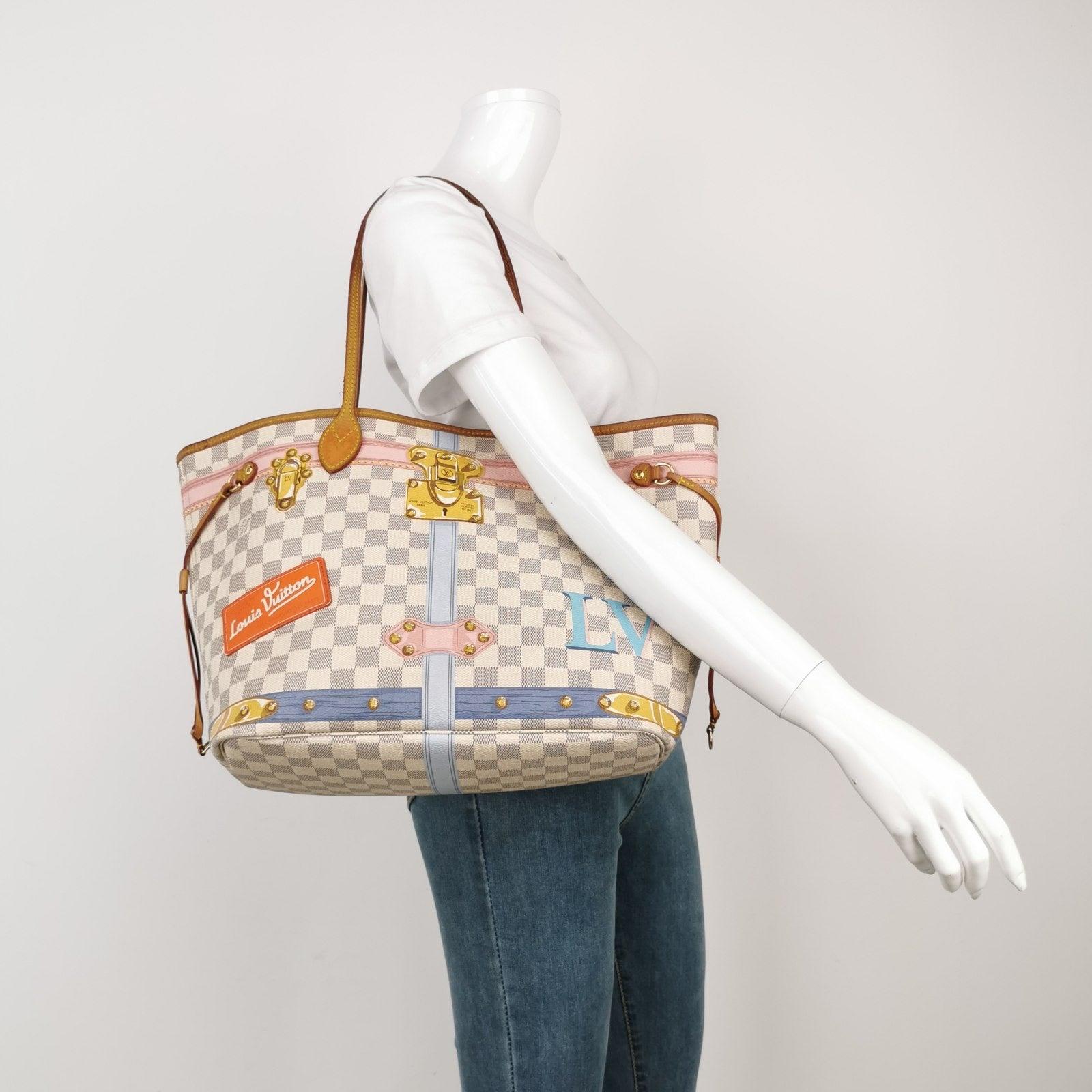 Louis Vuitton Damier Azur Summer Trunks Neverfull MM Blanco Éstas son fotos profesionales del bolso real ofrecido por Luxbags. Te presentamos el bañador de verano Louis Vuitton Damier Azur Neverfull MM Blanco, un imprescindible de la colección