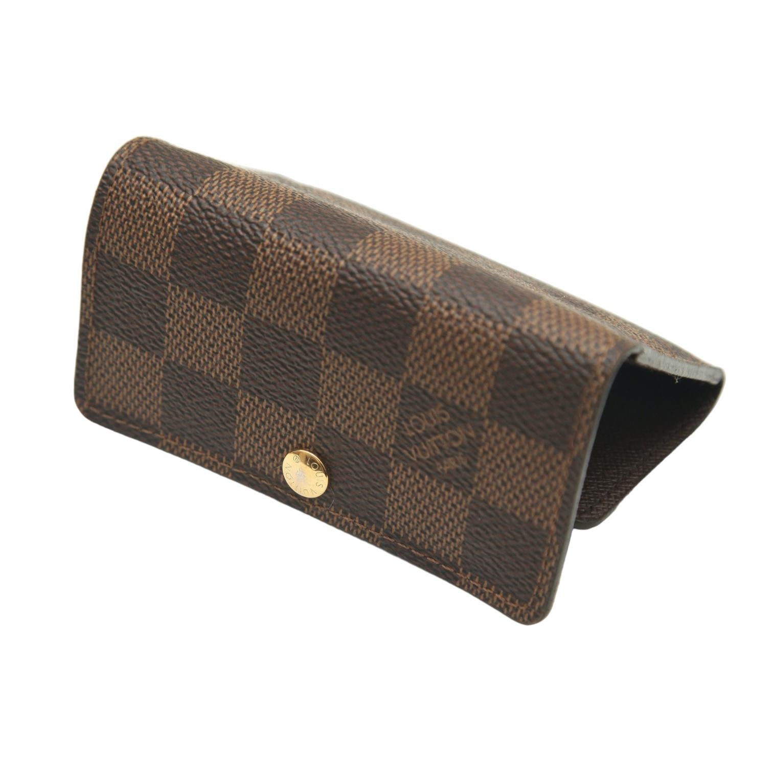 
GUARANTEED AUTHENTIC LOUIS VUITTON DAMIER 6 KEY HOLDER N62630


Design: 
  - Brown Damier canvas exterior.
   - Brass snap closure.
  - Brown leather interior.
  - 6 key holder with slip pocket for cards.
  - Signature on the interior.
  - Comes