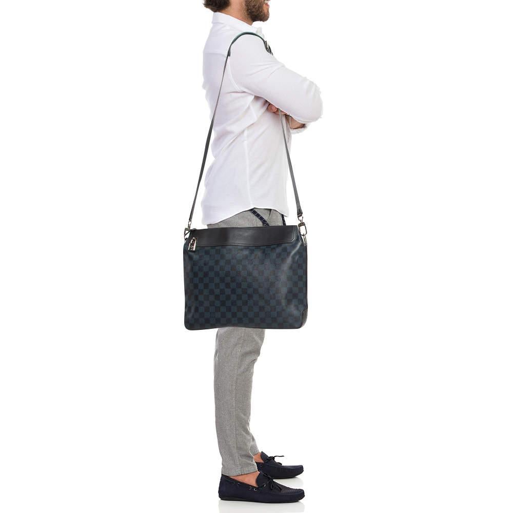 Louis Vuitton Damier Cobalt Canvas Greenwich Messenger Bag In Good Condition For Sale In Dubai, Al Qouz 2