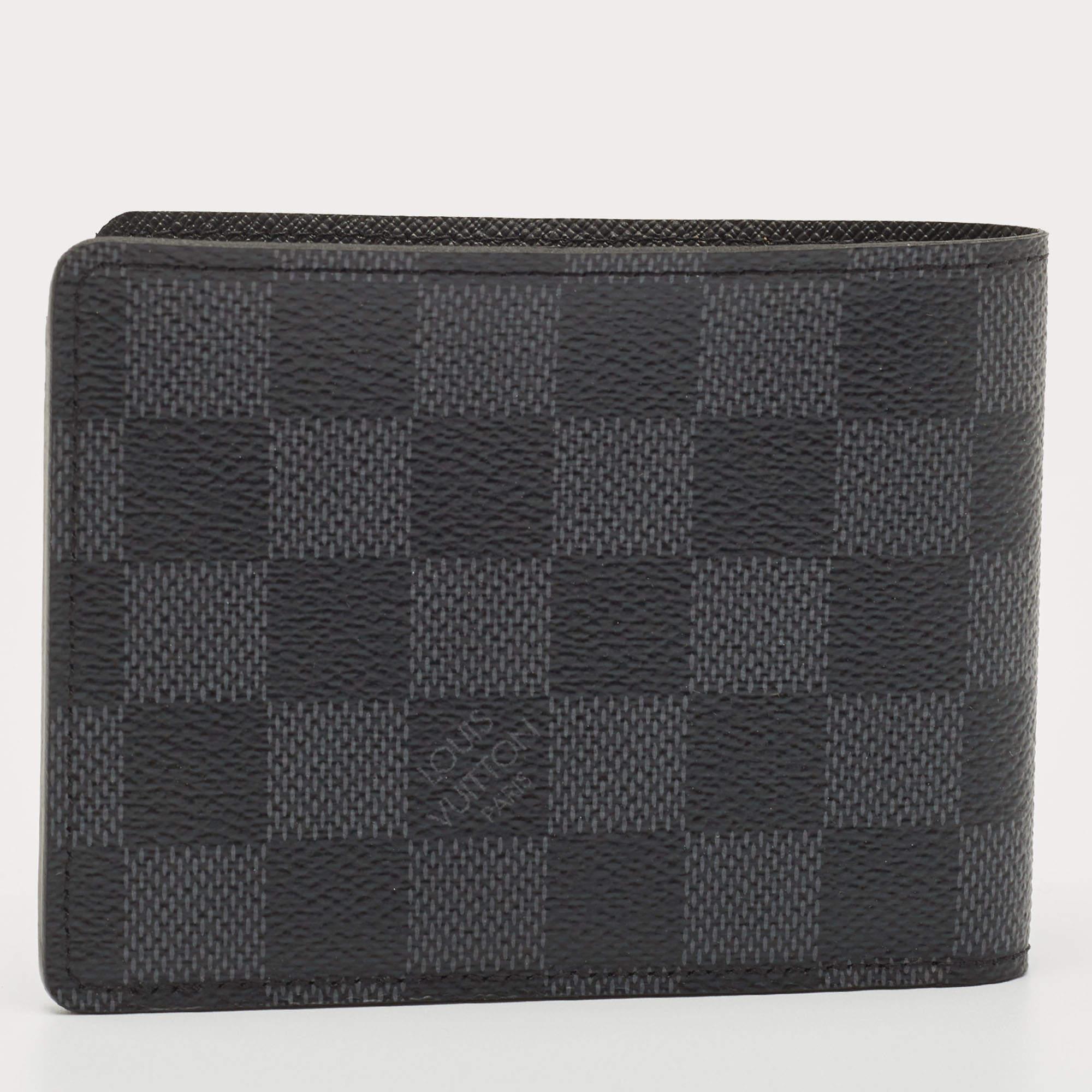 Keep your monetary essentials organized with the compartmentalized interior of this Louis Vuitton wallet. It opens in a bifold style and comes made from the Damier Cobalt canvas.

