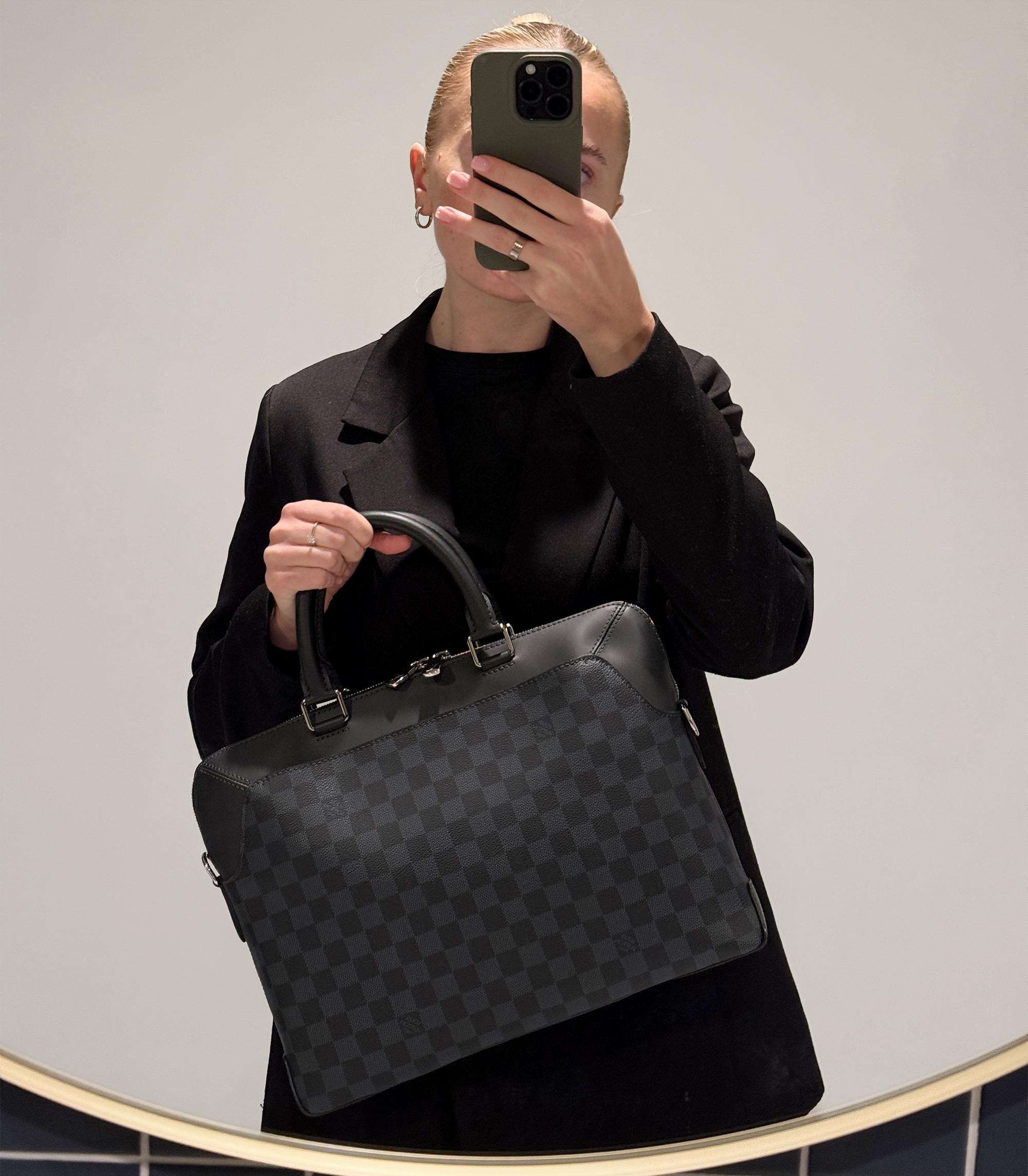 Louis Vuitton Damier Cobalt Coated Canvas & Marine Kalbsleder Oliver Porte Dokumente

Details zum Produkt
Xupes Ref: HB5801
Marke: Louis Vuitton
Modell: Oliver Porte Dokumente
Art: Business
Begleitet von: Louis Vuitton Staubbeutel, abnehmbarer