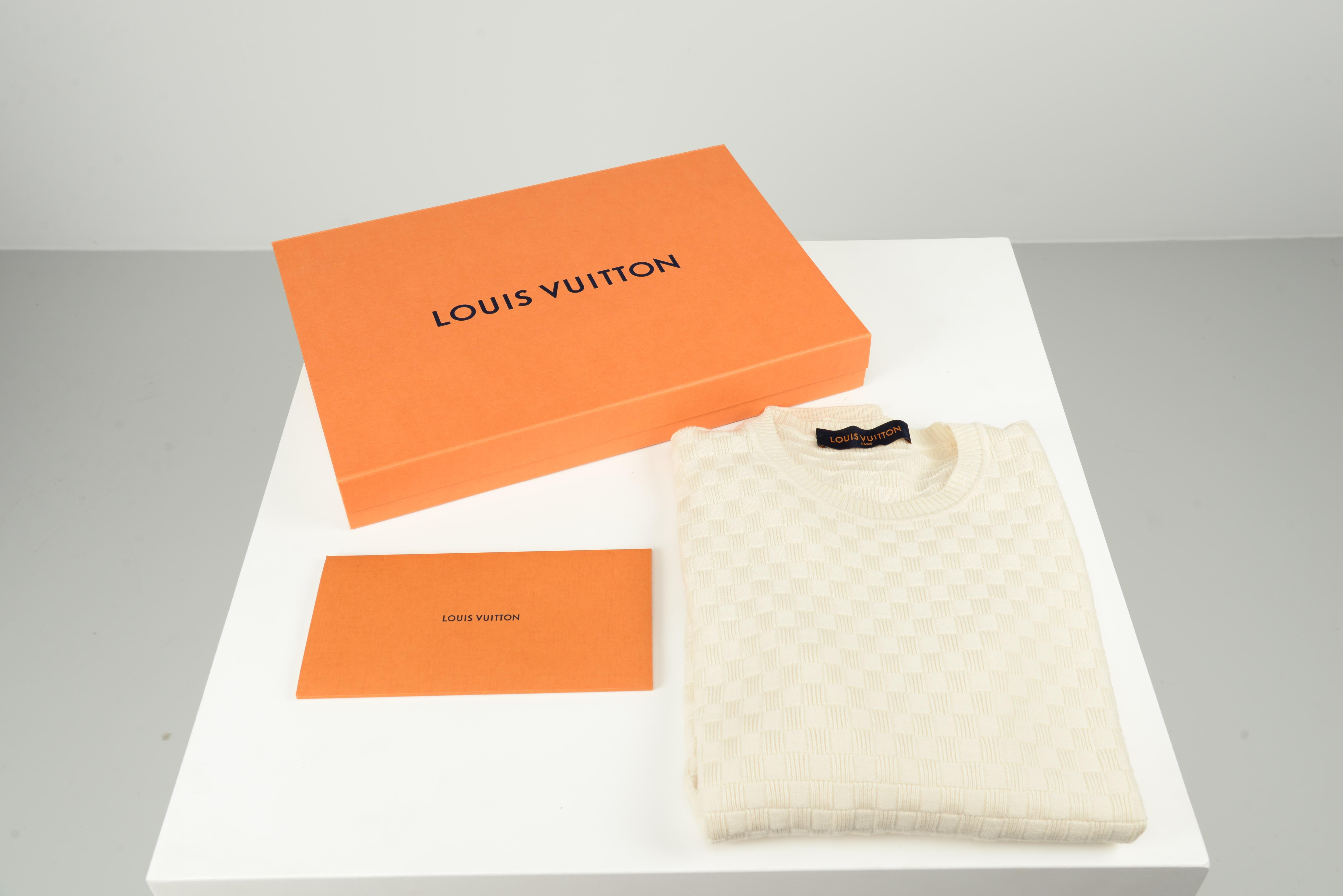 De la collection SAVINETI, nous vous proposons ce pull à col ras du cou Louis Vuitton Damier :
-	Marque : Louis Vuitton
-	Modèle : Pull Damier
-	Année : 2021
-	Condit : comme neuf
-	MATERIAL : 50% coton, 50% laine
-	Extras : livré avec la boîte et