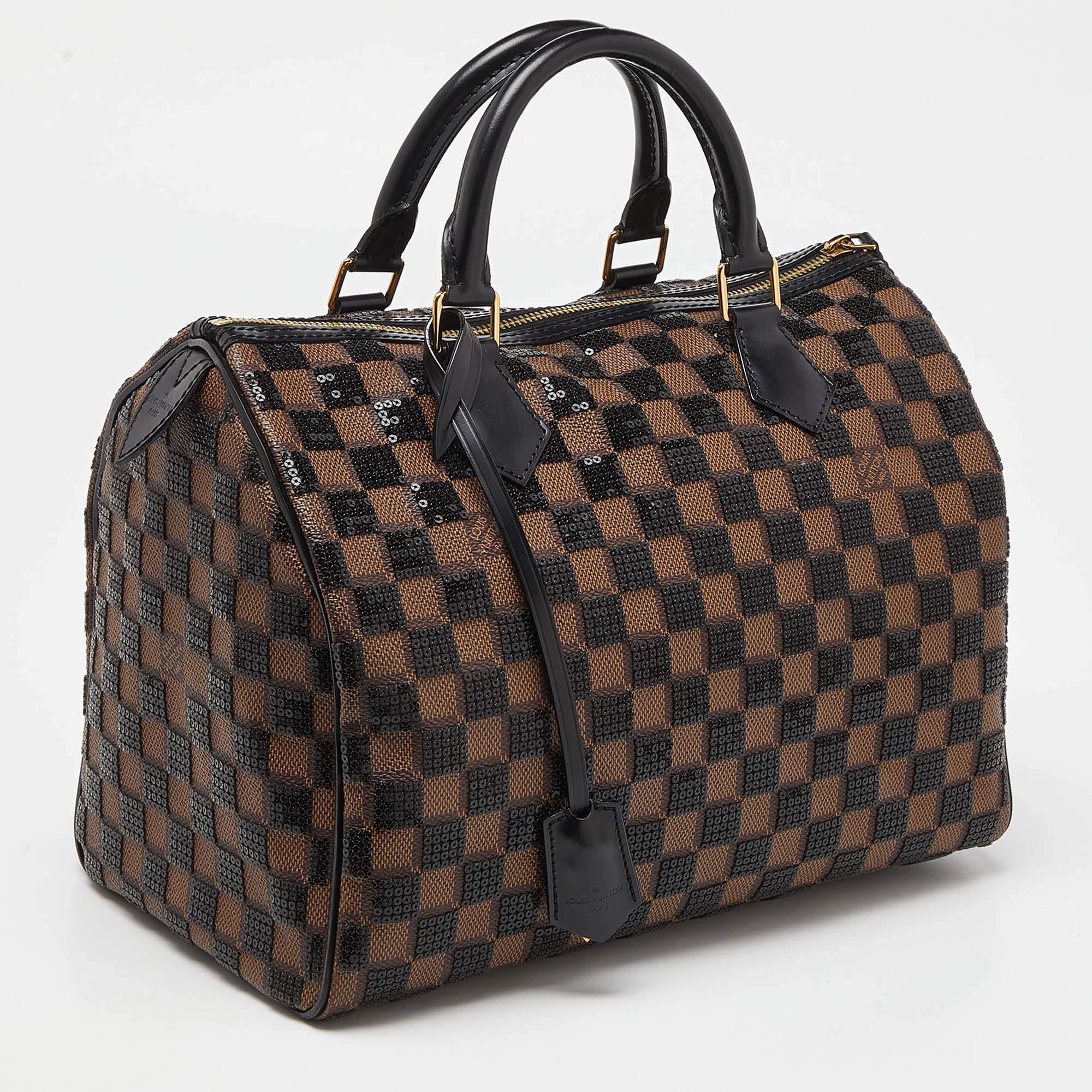Calificado como uno de los mejores bolsos de la historia de la moda de lujo, el Speedy de Louis Vuitton se creó en un principio para el uso diario como una versión más pequeña de su famoso bolso Keepall. Esta edición limitada Speedy pertenece a la