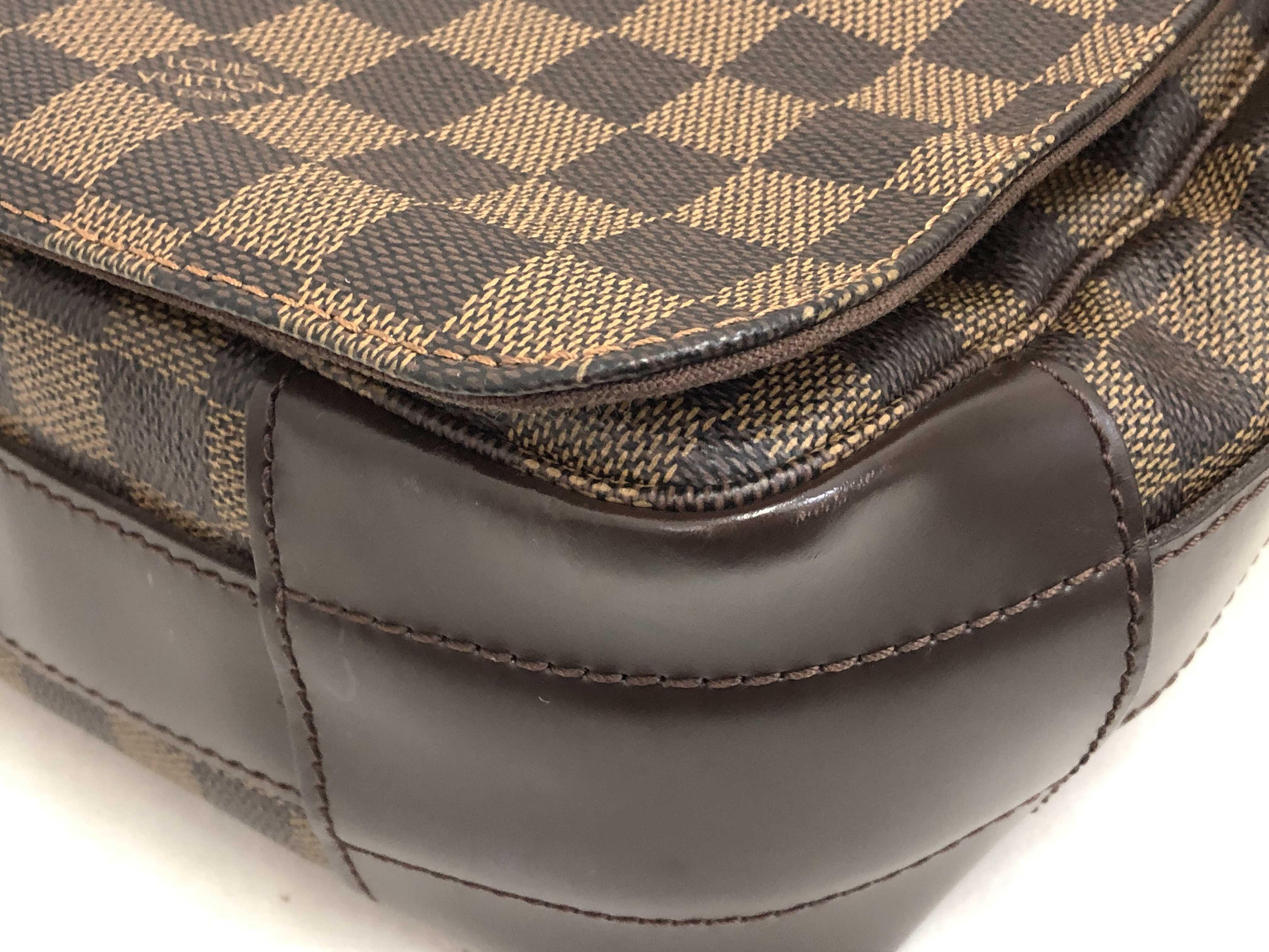 Louis Vuitton Bastille Messenger Bag aus Damier Ebene beschichtetem Canvas mit Messingbeschlägen, braunen Lederbesätzen, verstellbarem Schulterriemen aus Canvas mit Logo, einer Außentasche mit Reißverschluss, zwei Schlitztaschen unter der