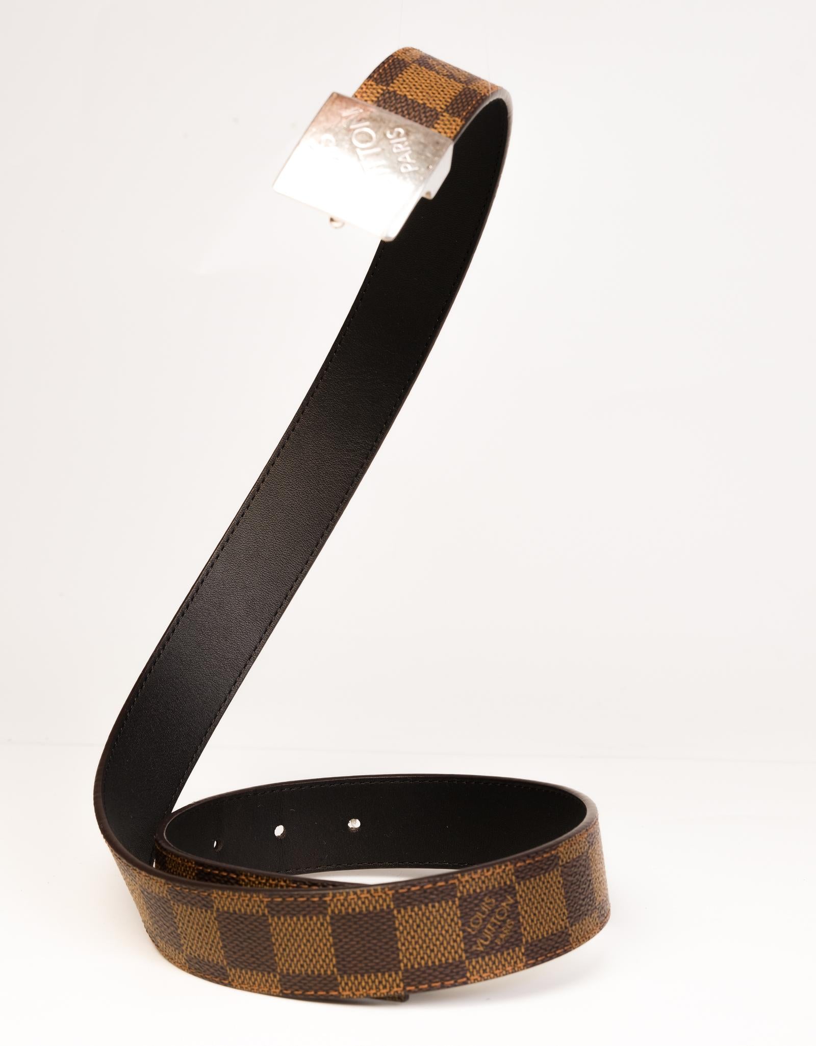 Louis Vuitton Gürtel aus beschichtetem Damier Ebene Canvas mit einer silberfarbenen Blockschnalle. 

FARBE: Braun
MATERIAL: Beschichtetes Segeltuch
ABMESSUNGEN: L 35,5