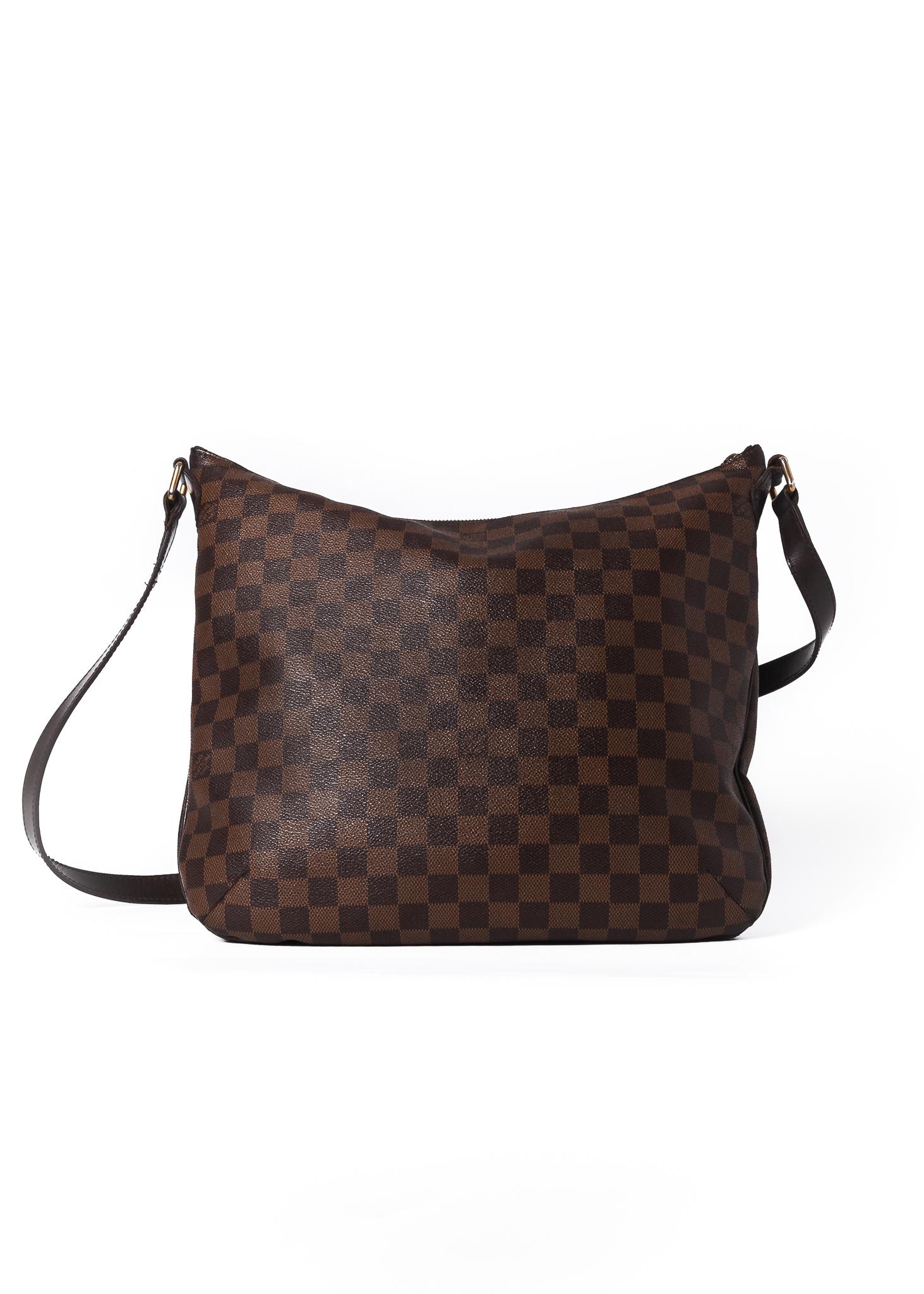 This Bloomsbury PM bag is made with Damier Ebene canvas and features brass hardware, exterior pocket, red woven fabric interior lining, top zip closure and an adjustable long shoulder strap. (Damier is French for checkerboard)

COLOR: Brown/Damier
