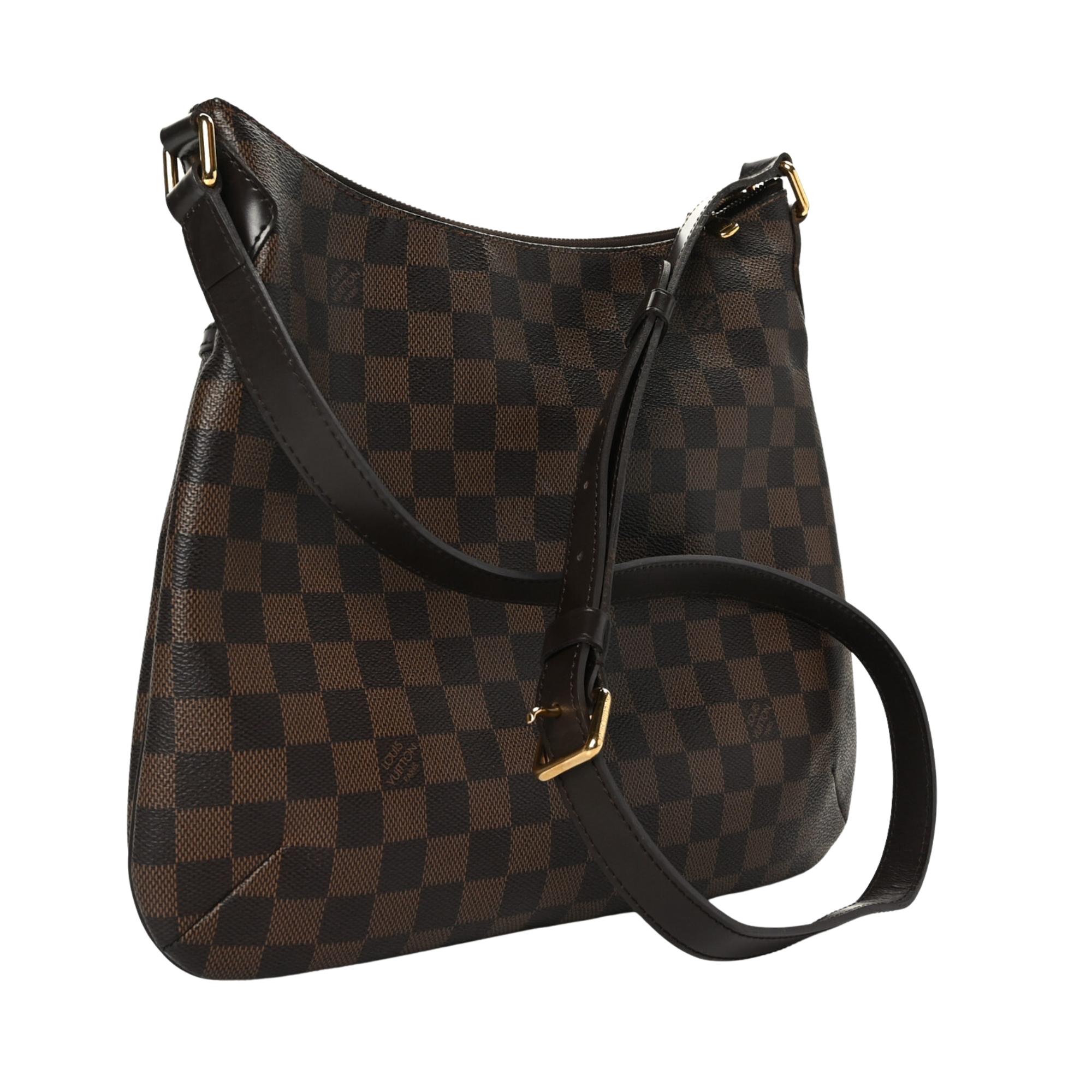 LOUIS VUITTON DAMIER EBENE BLOOMSBURY PM SHOULDER BAG (2015)

This shoulder bag is made of Louis Vuitton damier pleated coated canvas with a full facing patch pocket. The bag features a complimentary dark chocolate leather adjustable shoulder strap