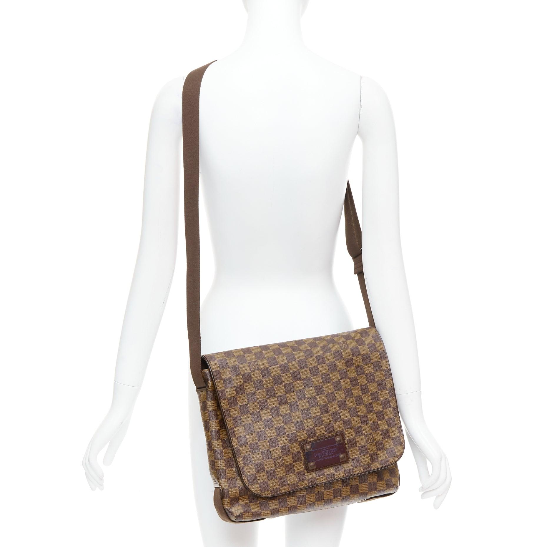 LOUIS VUITTON Bolso bandolera Damier Ebene Brooklyn marrón a cuadros LV
Referencia: ECLO/A00051
Marca: Louis Vuitton
Model No: Ebene Brooklyn
Colección: Damier
Material: Lona, Tela
Color: Marrón
Patrón: A cuadros
Cierre: Solapa
Forro: Tejido