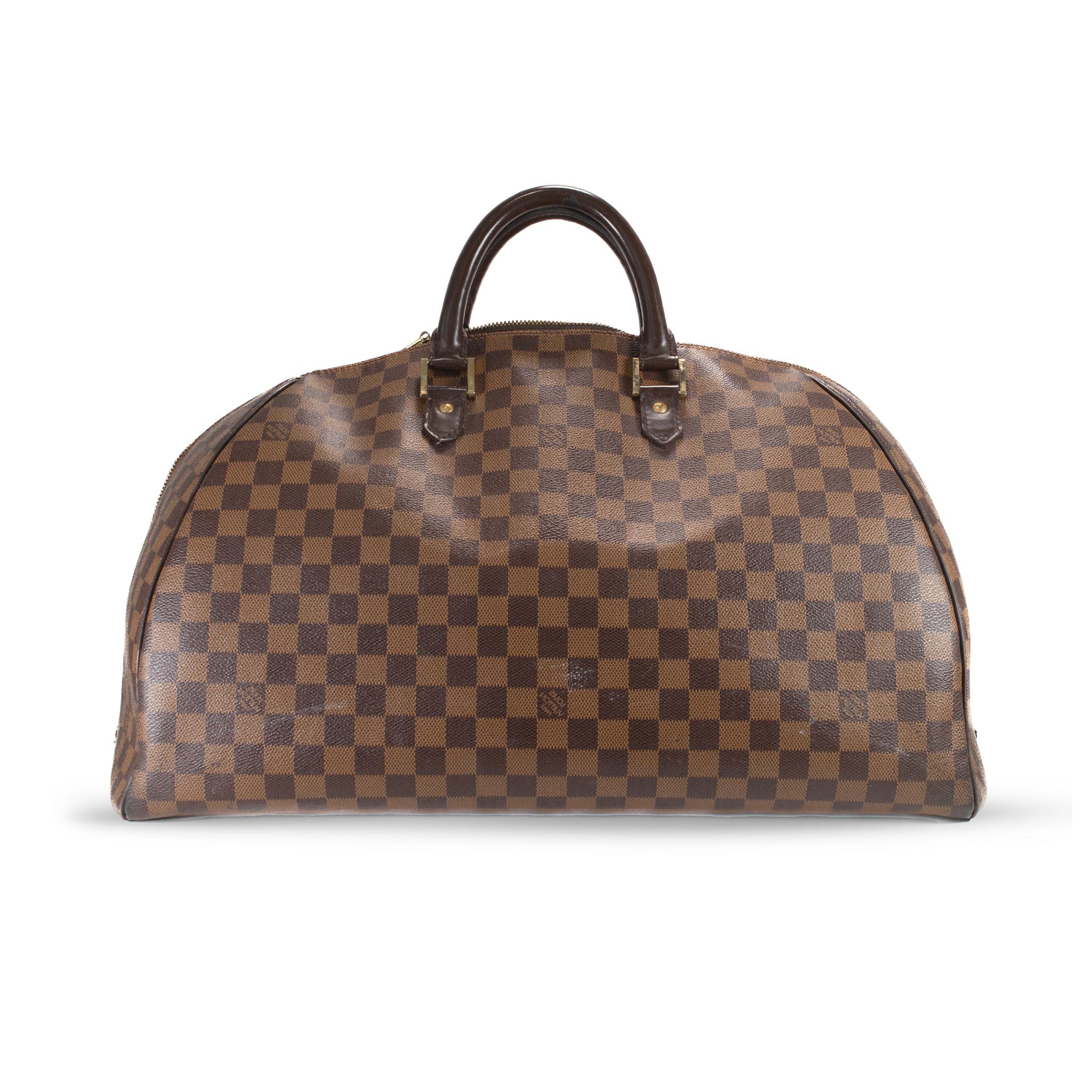 Marque : Louis Vuitton

Genre : Unisexe

Dimensions( L x H x D) : 19