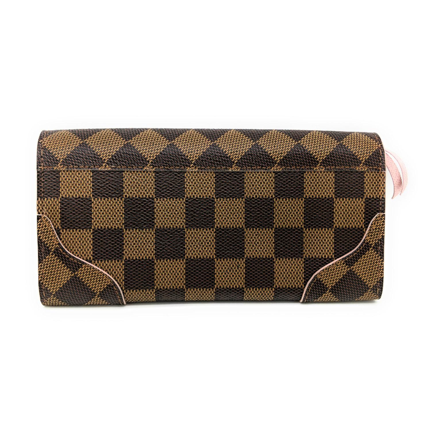 With this chic Louis Vuitton Rose Ballerine Damier Canvas Caissa Wallet, you can organize your cash, cards and coins in style. It features a damier canvas with a pleat that reveals a pink accent color with one outer slot and one center slot for your