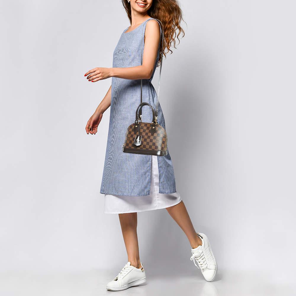 Parmi tous les irrésistibles sacs à main de Louis Vuitton  l'Alma est la plus structurée. Présentée pour la première fois en 1934 par Gaston Louis Vuitton  l'Alma est un classique qui a reçu l'amour des icônes de la mode. Cette pièce est fabriquée