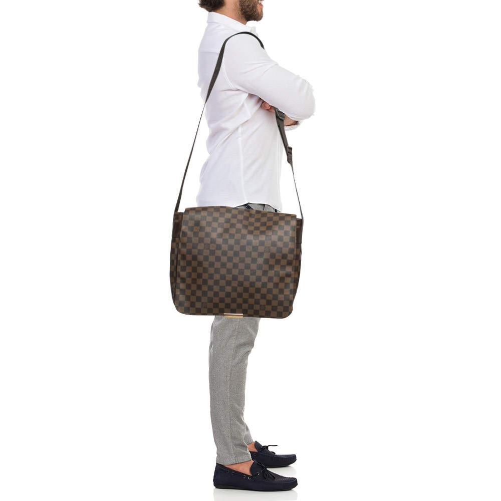 Trust messenger bags to offer functional ease and a comfortable carrying experience. Smartly designed  this LV bag has an appealing exterior and a spacious interior. Perfect for work  downtown roves  and even weekend getaways.
