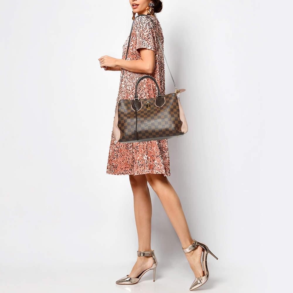 Le sac Normandy de Louis Vuitton sera un ajout précieux à votre collection de sacs à main. Confectionné en toile Damier Ebene et en cuir, le sac est retenu par deux anses supérieures et est doté d'un intérieur spacieux. La création est complétée par