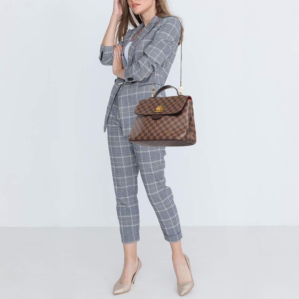 A classic handbag comes with the promise of enduring appeal boosting your style time and again. This designer bag is one such creation. Itâ€™s a fine purchase.