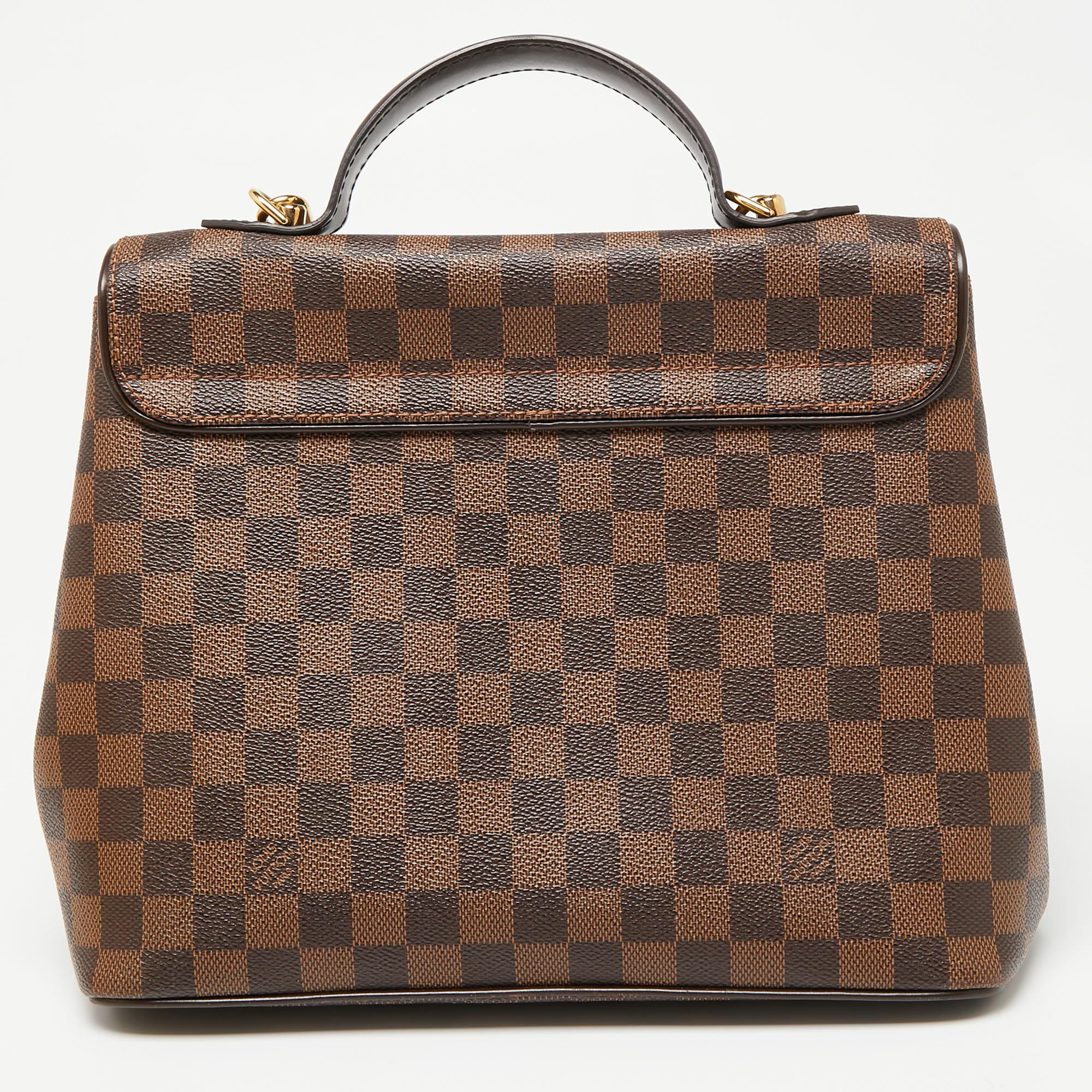 Le sac Bergamo de Louis Vuitton répond aux attentes de ce à quoi ressemble un sac digne d'un investissement. Cette création a été magnifiquement conçue à partir de la toile et du cuir Damier Ebene et est dotée d'un rabat avant avec une fermeture