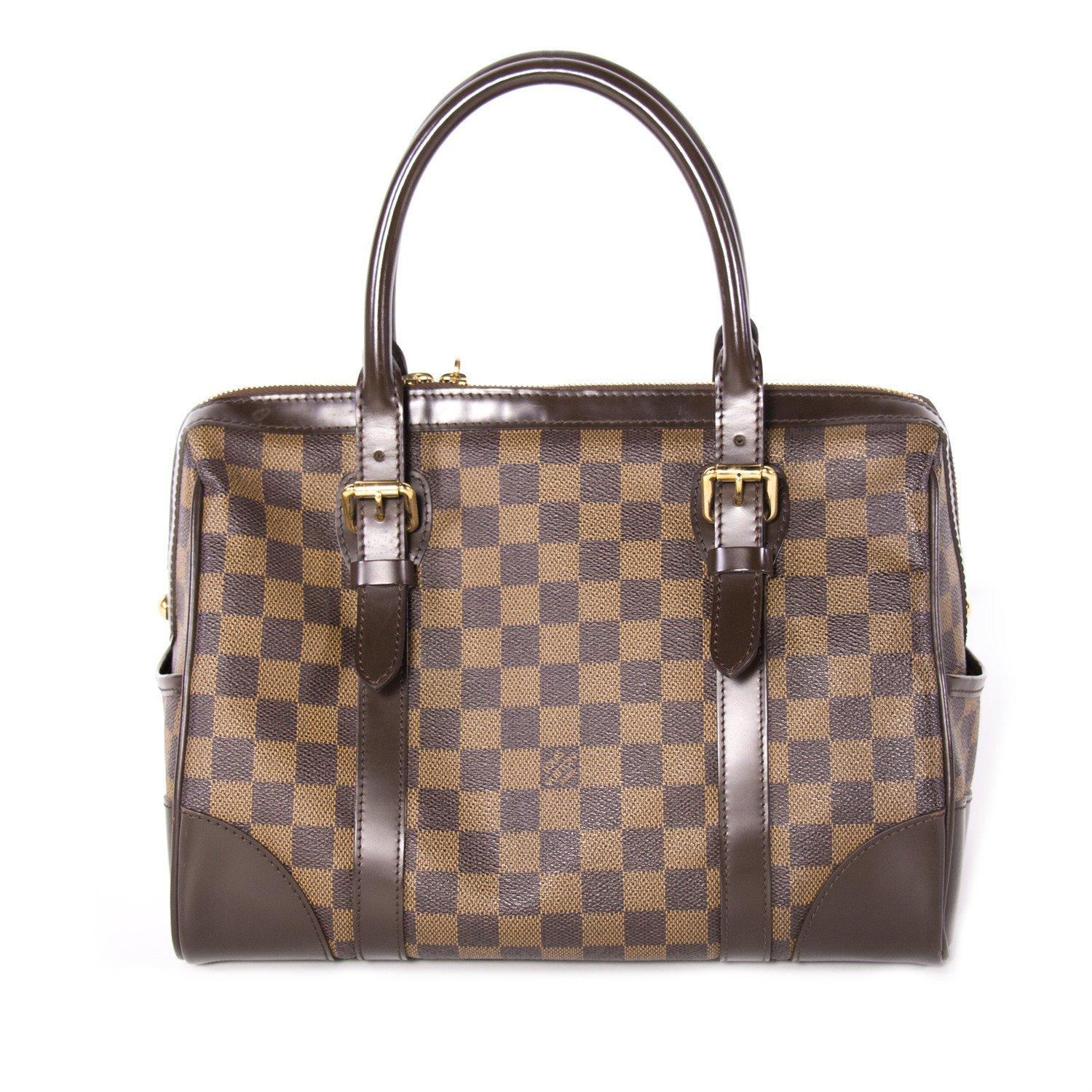 Combining Louis Vuitton’s rich heritage with its exquisite craftsmanship, this Berkeley Bag is the one that one cannot afford to miss. Softly structured from signature Damier Check Ebene Canvas, this fabulous style is finished with tonal brown