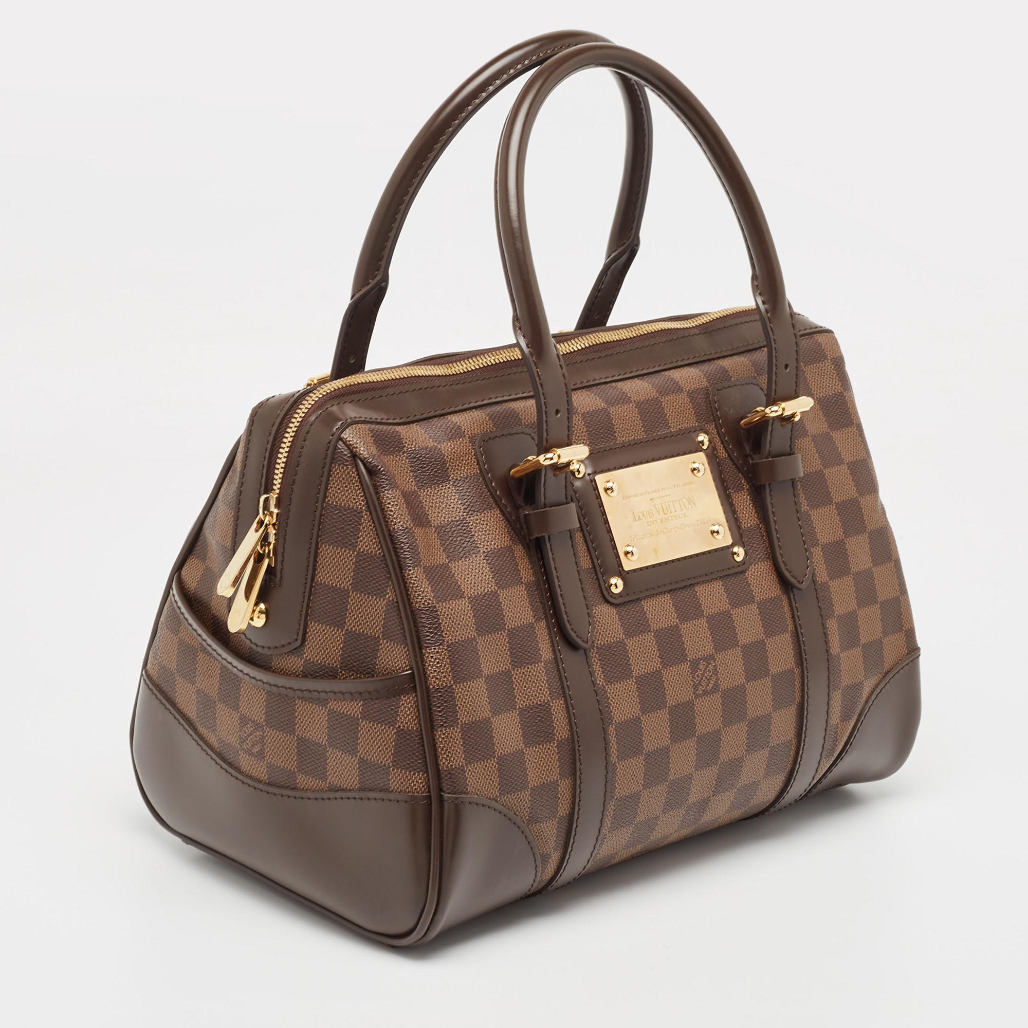 Combining Louis Vuitton’s rich heritage with its exquisite craftsmanship, this Berkeley Bag is the one that one cannot afford to miss. Softly structured from signature Damier Ebene Canvas, this fabulous style is finished with tonal brown leather