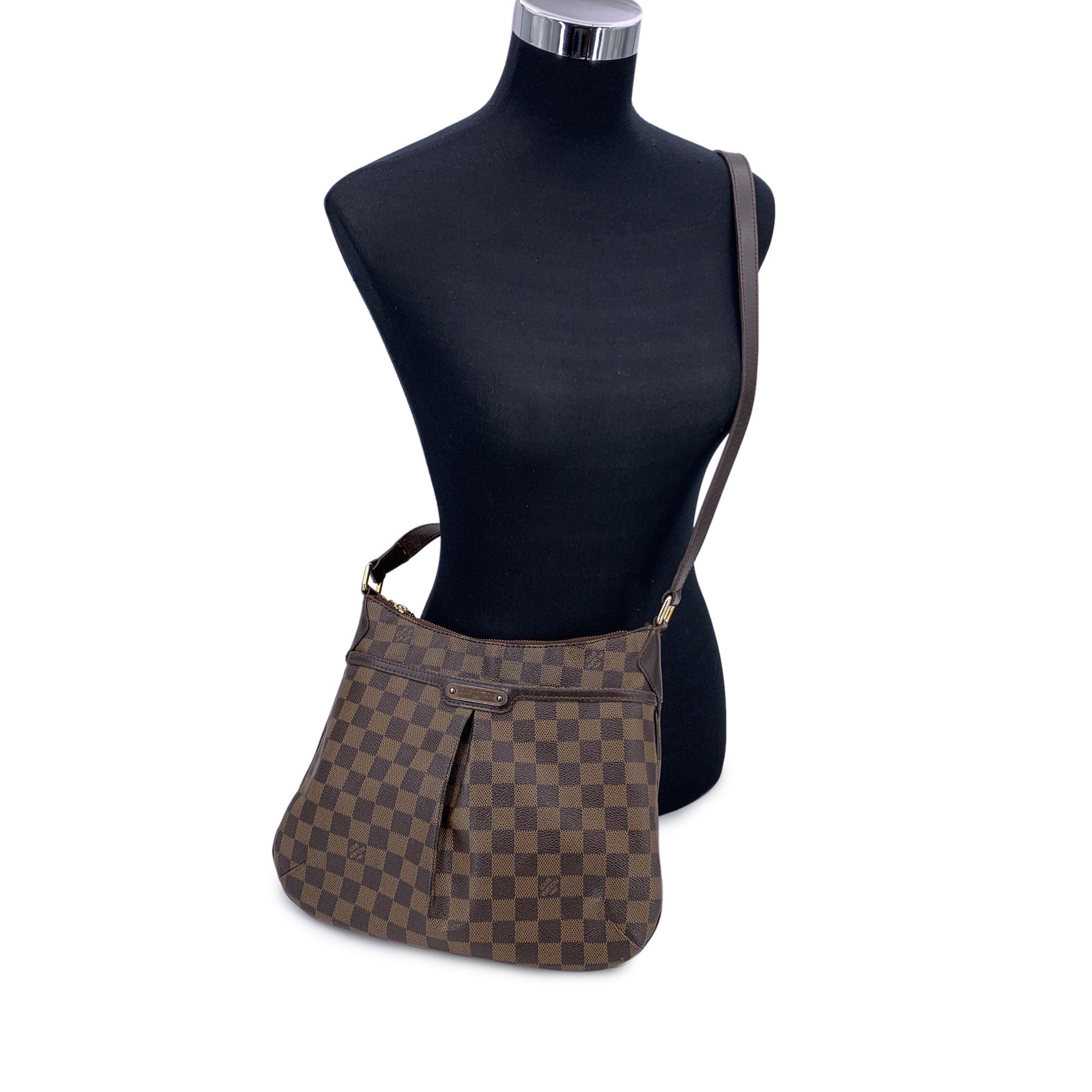 Questa bellissima borsa sarà accompagnata da un certificato di autenticità fornito da Entrupy. Il certificato verrà fornito senza alcun costo aggiuntivo. Questa borsa a tracolla vintage LOUIS VUITTON 'Bloomsbury PM' è un pezzo di lusso senza tempo
