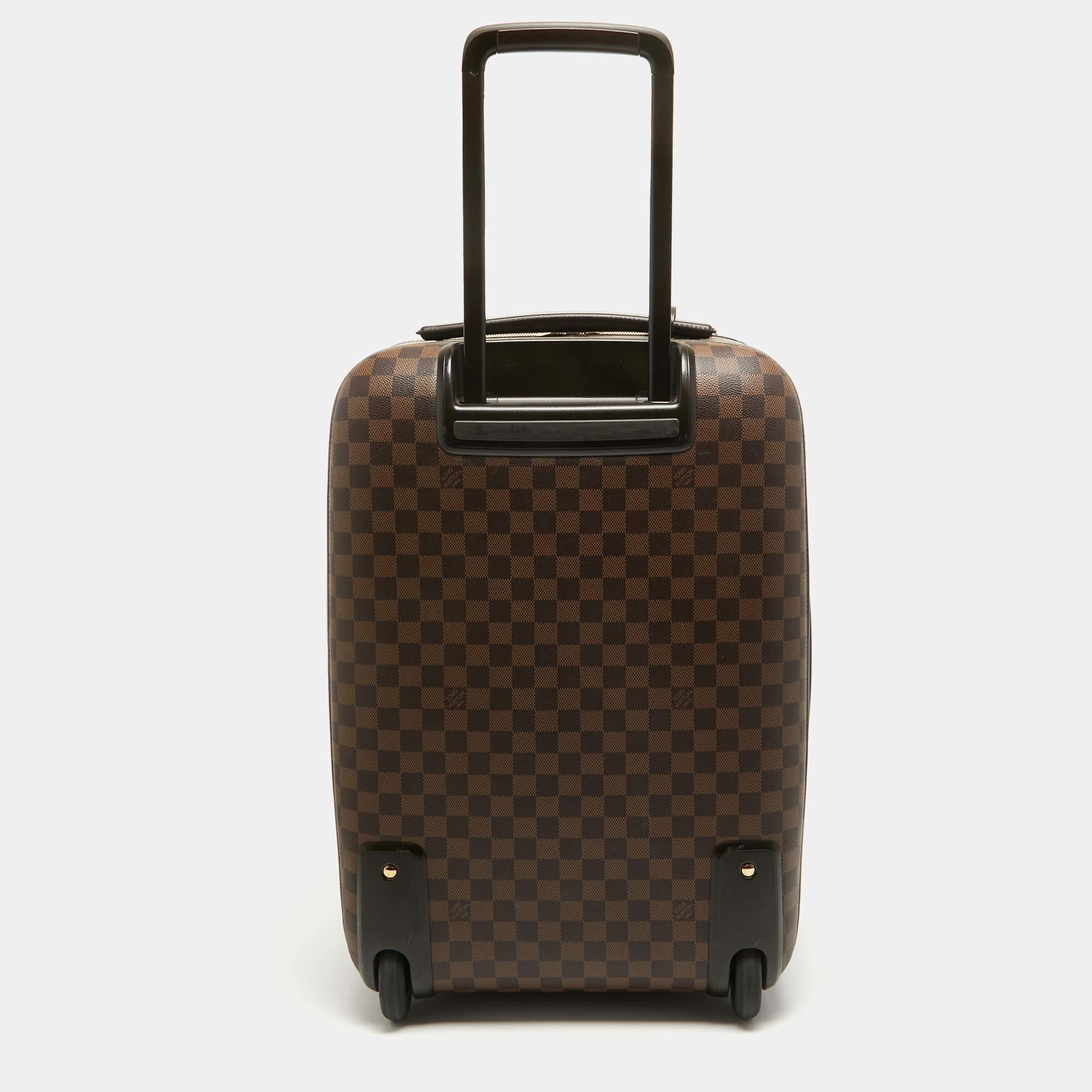 Travel to the places your heart desires with this LV luggage case. It is made of high-grade materials in a spacious size. Robust and ultra-mobile, it glides along smoothly on its wheels, while its ingeniously arranged interior boasts many practical