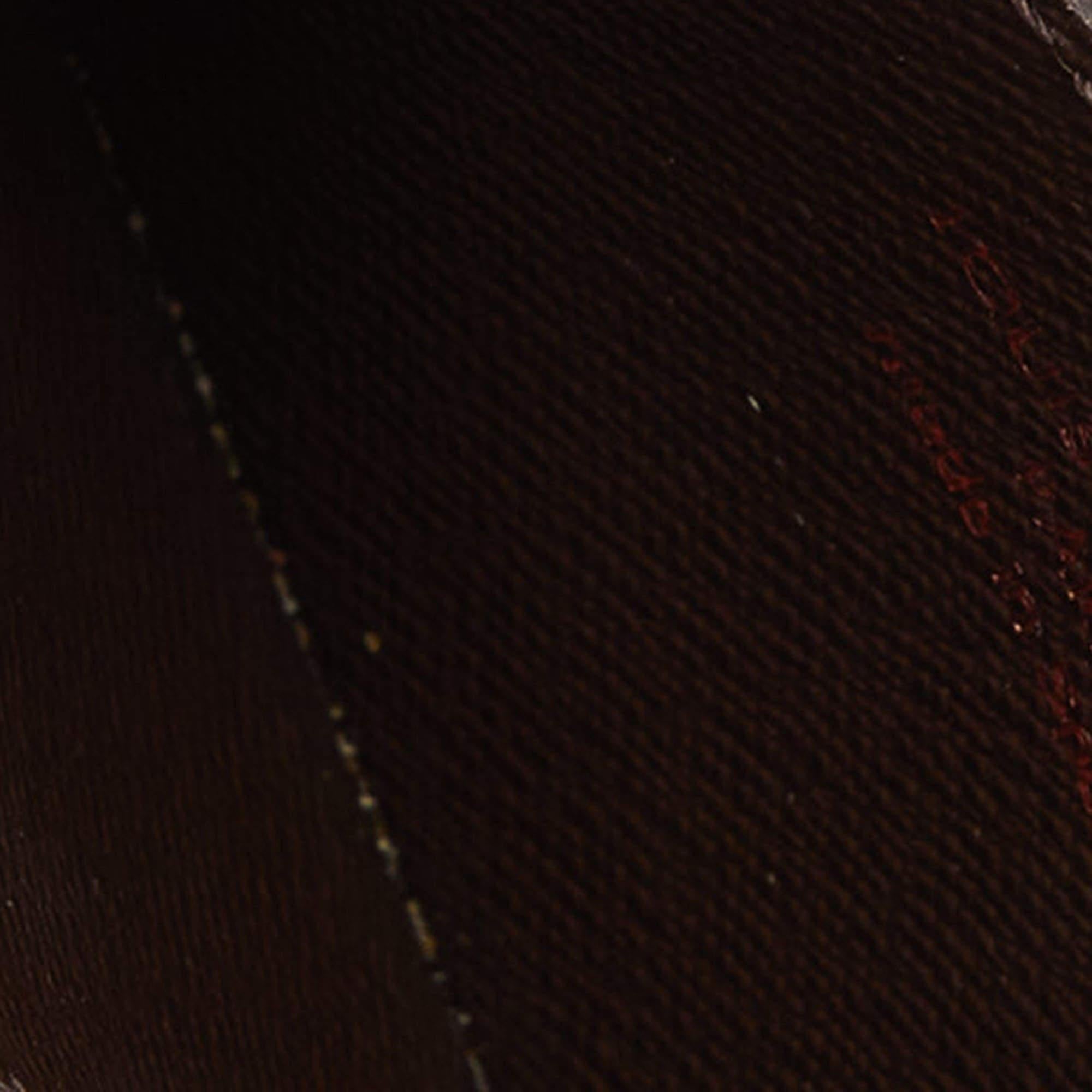 This stylish and functional Louis Vuitton cardholder is a must-have in your collection. It is equipped with multiple, well-lined slots to hold your cards.