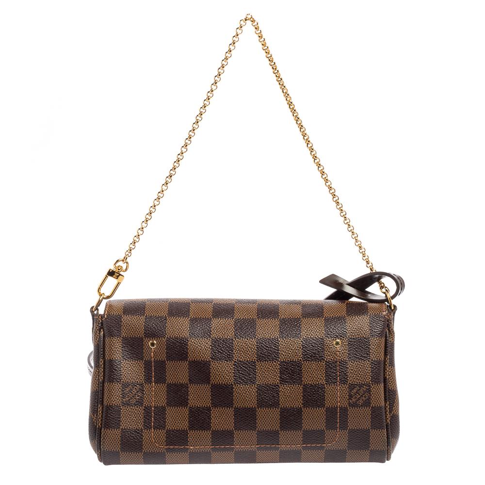 Flawless craftsmanship and sophistication make this Louis Vuitton Favorite bag a great accessory. Its Damier Ebene canvas exterior has a front flap carrying a gold-tone brand plaque and the canvas-lined interior has one patch pocket. A chain handle