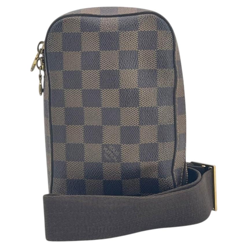 Sac à dos à bandoulière « Geronimo » en toile Damier Ébène de Louis Vuitton en vente