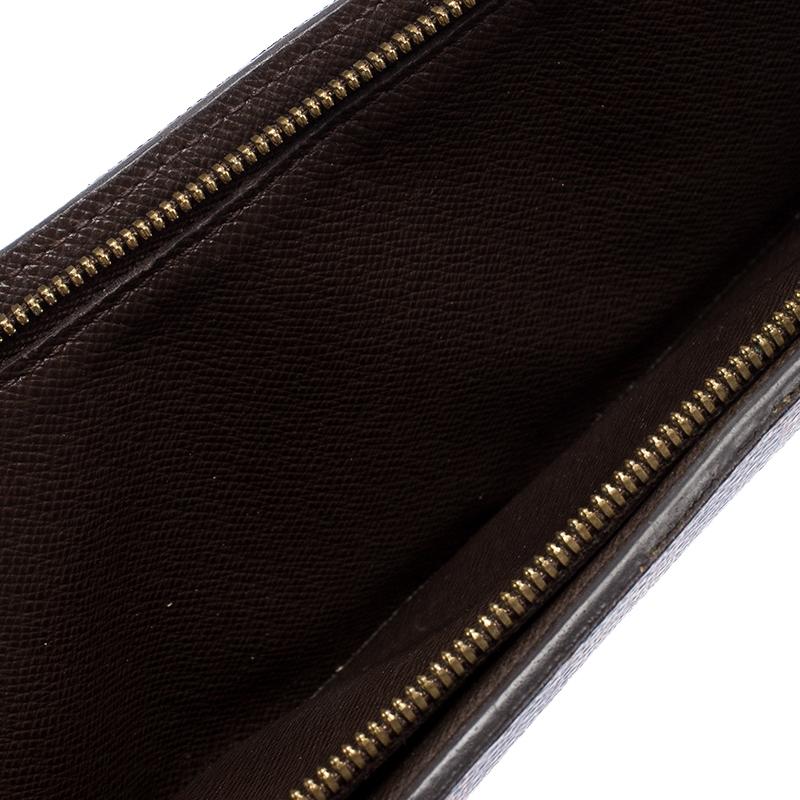 Store your essentials effortlessly in this sturdy wallet by Louis Vuitton. Crafted from the brand's Damier Ebene canvas, this Insolite wallet is an accessory that is great to carry all your essentials. The leather interior is spacious and has card