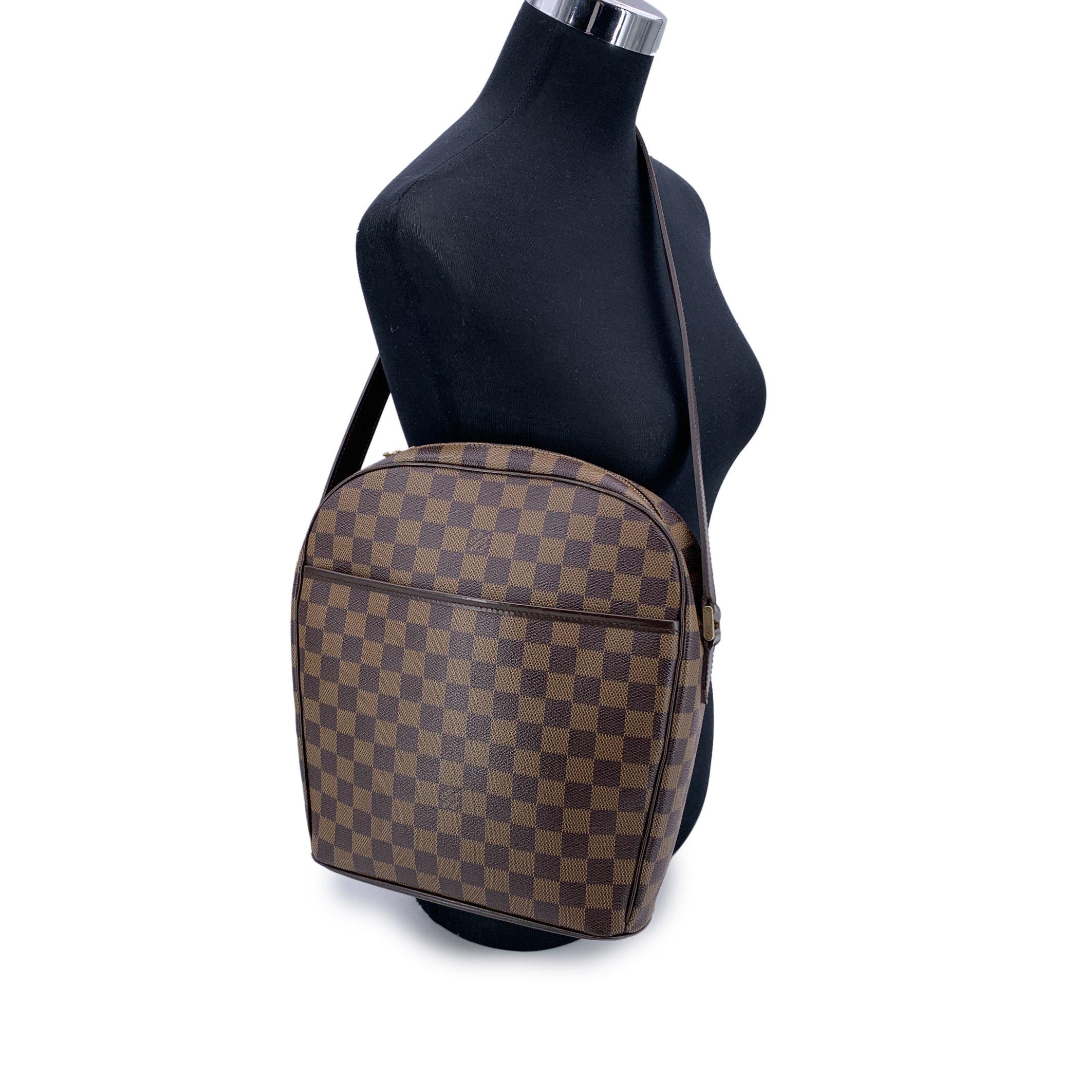 Entdecken Sie die zeitlose Eleganz der Louis Vuitton Damier Ebene Ipanema GM, ein echtes Statement, das Funktionalität mit anspruchsvollem Design verbindet. Diese stilvolle Umhängetasche aus dem kultigen Damier-Canvas von Louis Vuitton in sattem