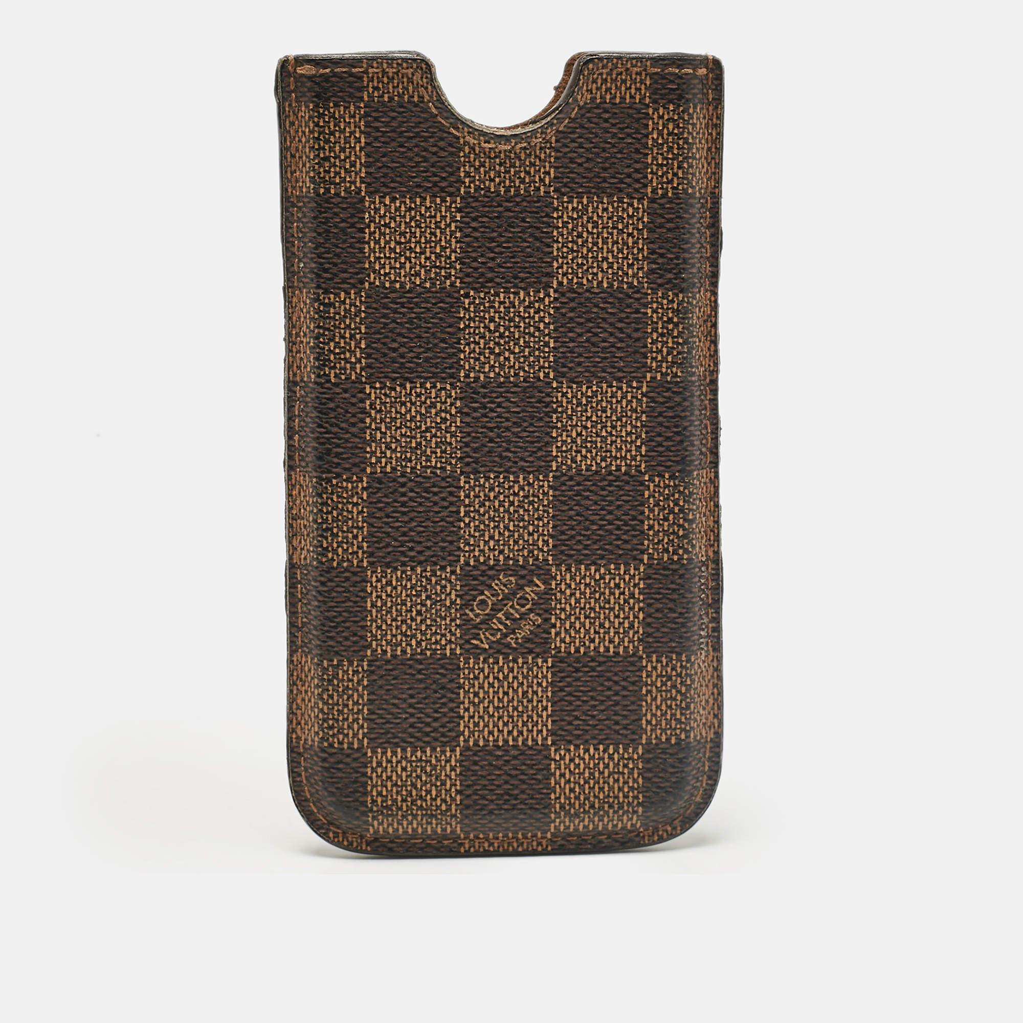 This iPhone cover by Louis Vuitton has an ergonomic design. Crafted in brown Damier Ebene canvas it is compact and can easily fit in your pocket handbag or briefcase.