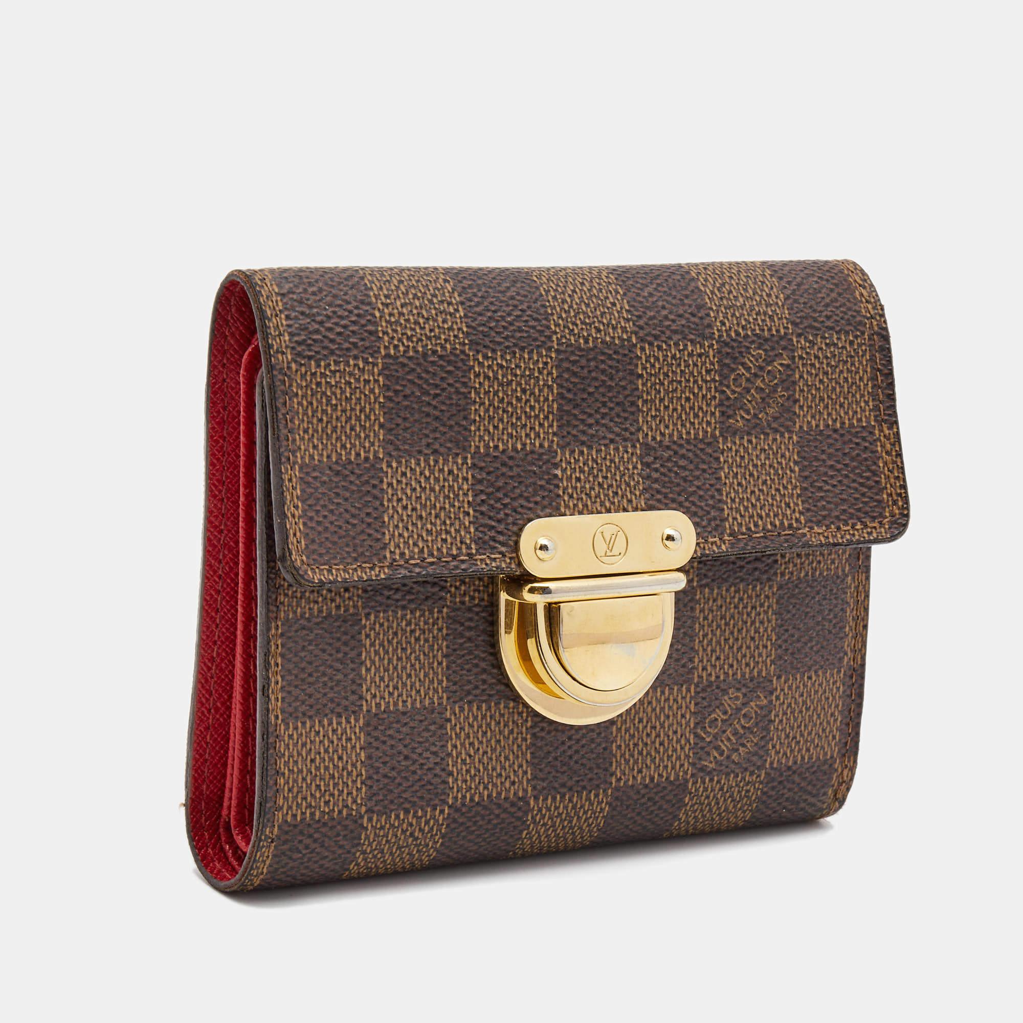 Ce portefeuille Louis Vuitton conçu est un accessoire luxueux qui s'avérera super fonctionnel. Il est réalisé en toile Damier Ebene pour l'extérieur et dévoile un intérieur bien organisé.

