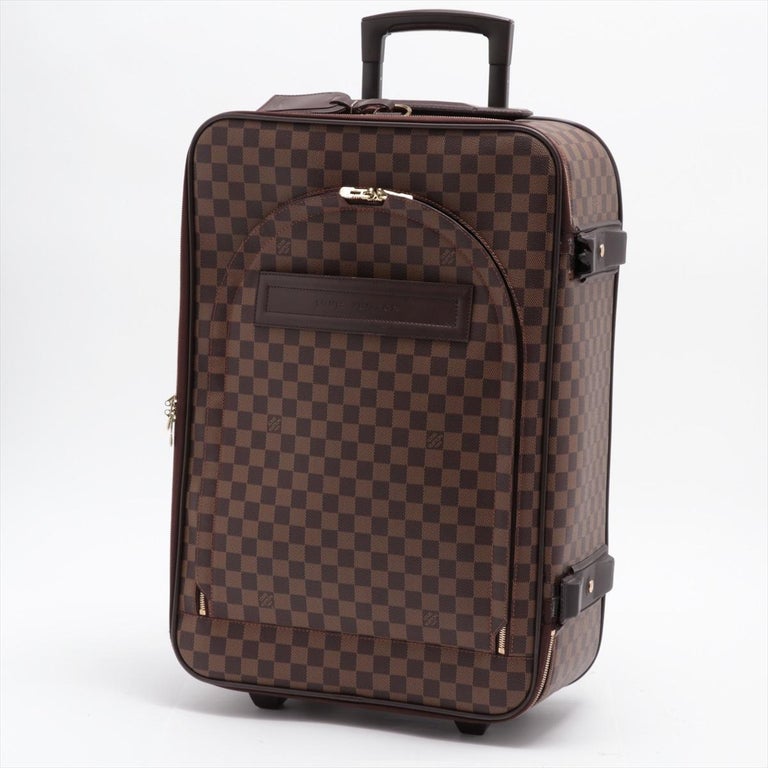 Brown Damier Ebene coated canvas leather of Louis Vuitton Pegase 55 cm rolling luggage with gold-tone hardware, dark brown leather trim, interior card holder pockets, red canvas lining, top retractable handle and zipper closure.


72873MSC

15