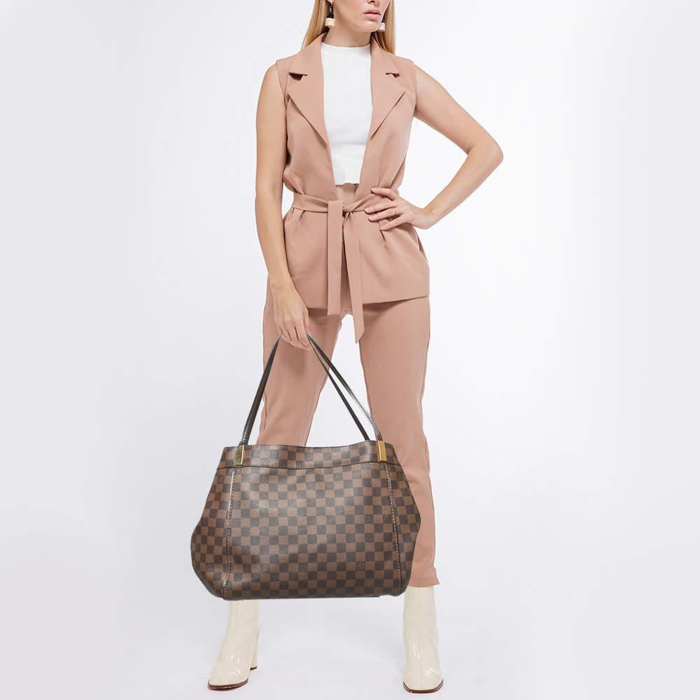 Louis Vuittons handbags are popular owing to their high style and functionality. This Marylebone bag like all the other handbags is durable and stylish. Crafted from Damier Ebene canvas the bag can be paraded using the two handles. It is complete