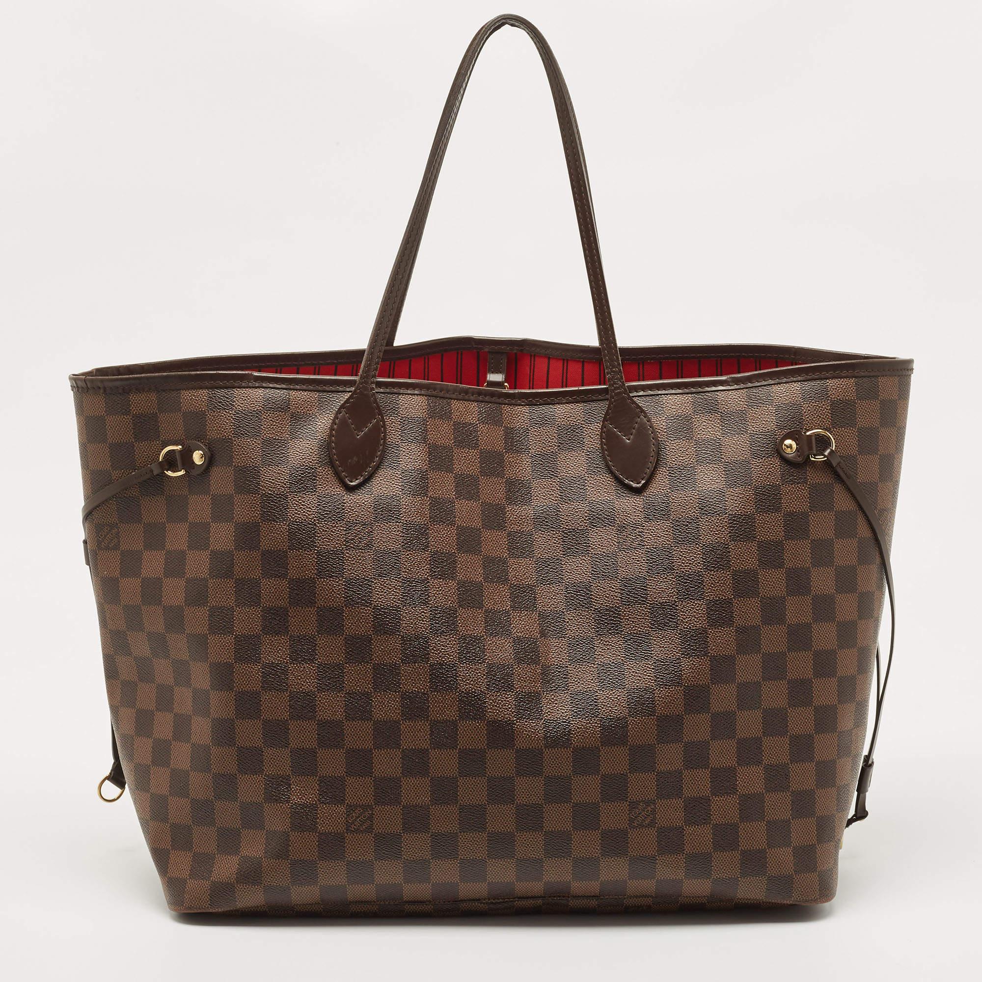 Le Neverfull de Louis Vuitton a été présenté pour la première fois en 2007. Confectionné en toile Damier Ebene classique, le modèle Neverfull est polyvalent. Le sac est doté de deux poignées supérieures et d'un intérieur spacieux doublé de tissu.