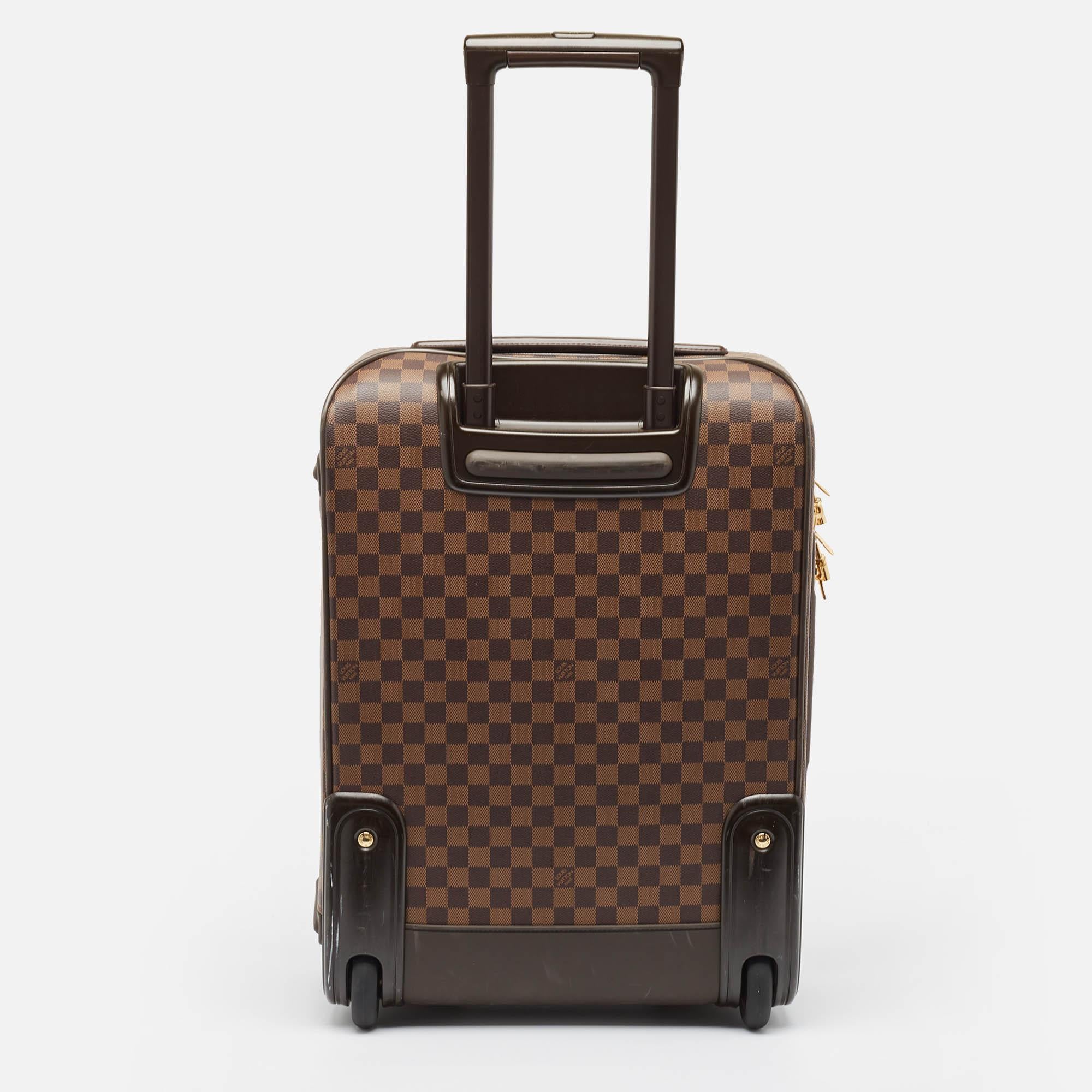 Featuring a luxurious style, this Louis Vuitton luggage bag is distinctive. Crafted from fine materials, the bag is equipped with trolly wheels and zippers. It offers a roomy interior to fit all your essentials and more neatly. It is the perfect
