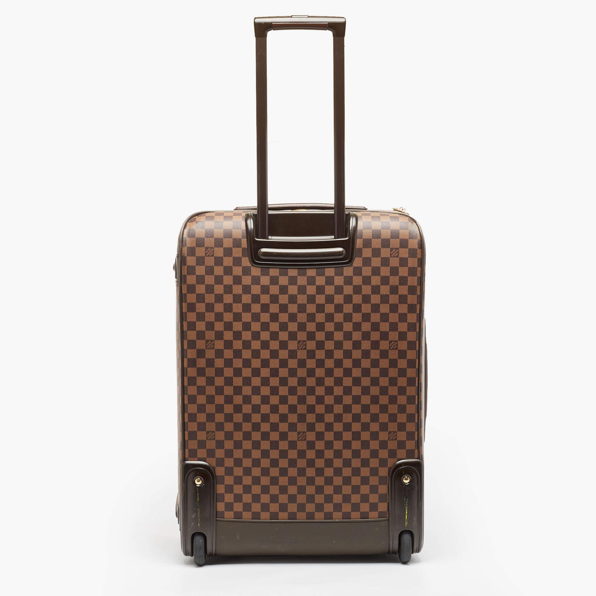 Louis Vuitton's bags are popular owing to their high style and functionality. This travel luggage bag, like all their designs, is durable and stylish. Exuding a fine finish, it is designed to give a luxurious experience.

Includes: Original Dustbag,