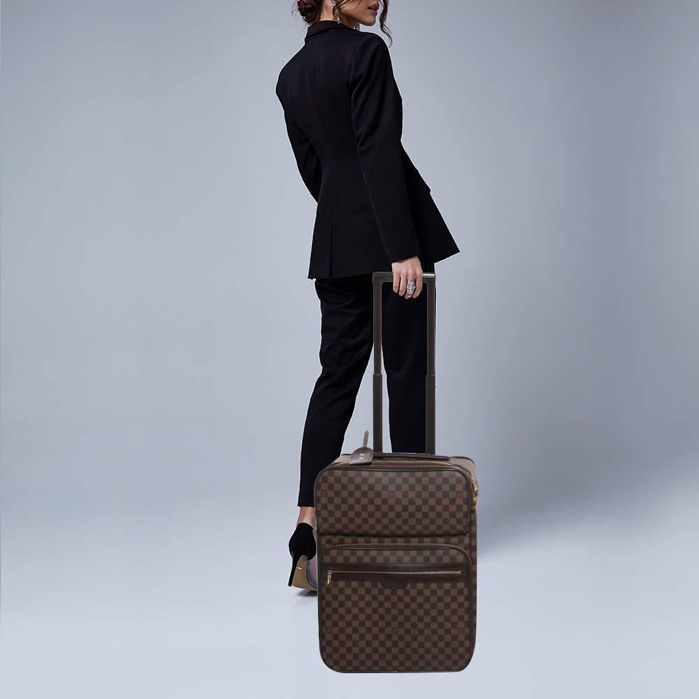 A perfect accompaniment for those 2-day business meetings or those weekend trips, this Louis Vuitton Pegase Legere suitcase looks sleek and luxurious while being extremely useful. Constructed using Damier Ebene canvas, it has multiple zip
