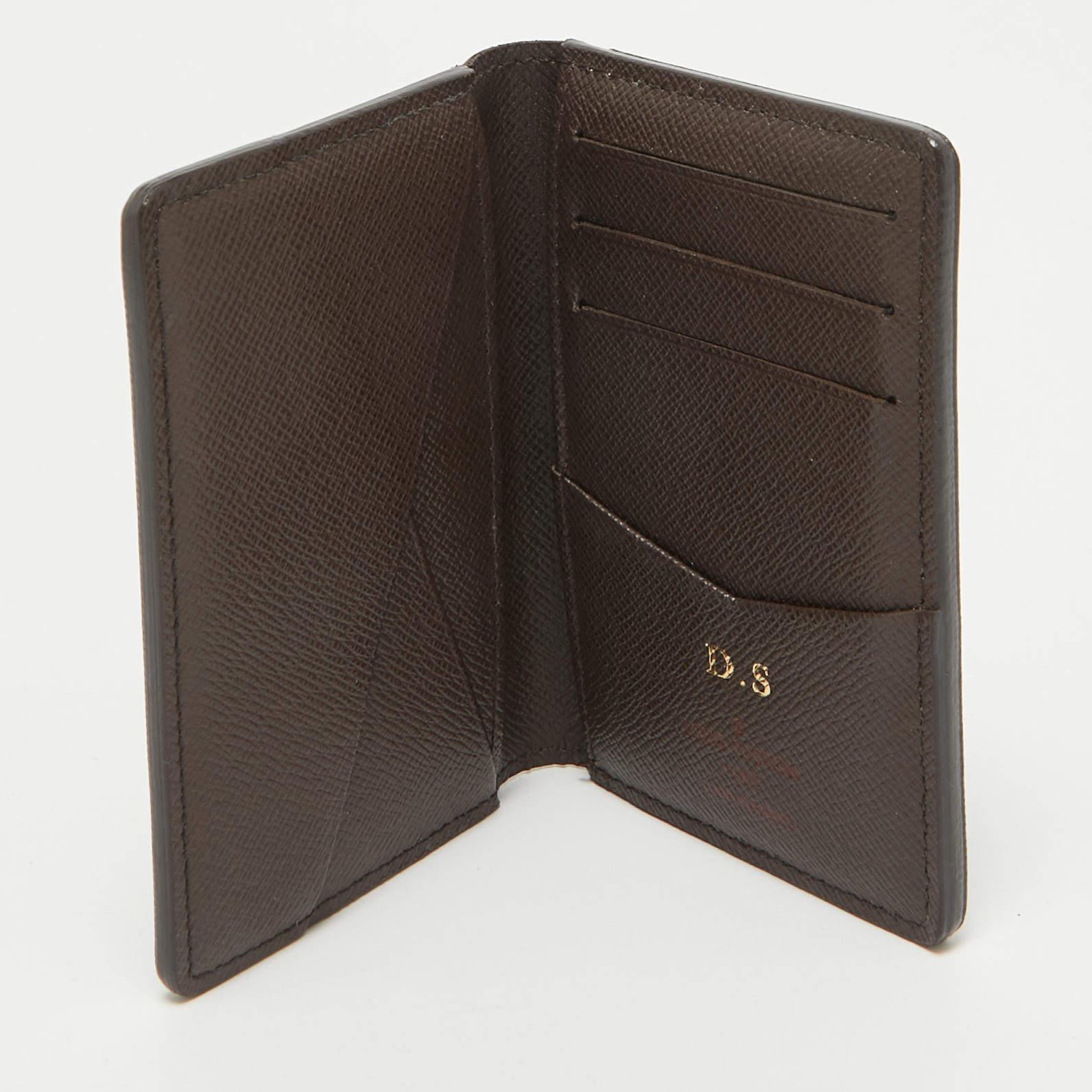 Diese Kreation aus dem Hause Louis Vuitton ist ein Accessoire, zu dem man Saison für Saison greifen würde. Er wurde aus den besten MATERIALEN hergestellt, um sowohl ansprechend als auch langlebig zu sein. Es ist eine lohnende Investition.