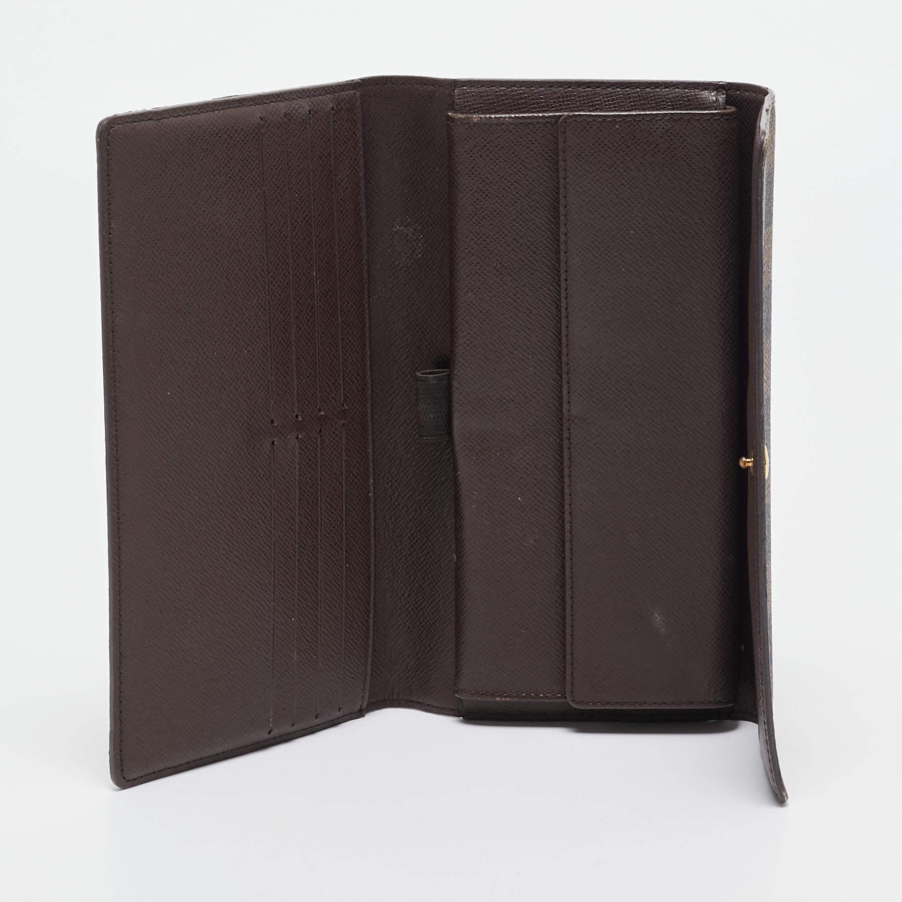 This classy LV wallet brings along a touch of luxury and immense style. It comes perfectly crafted to neatly carry your cards and cash.