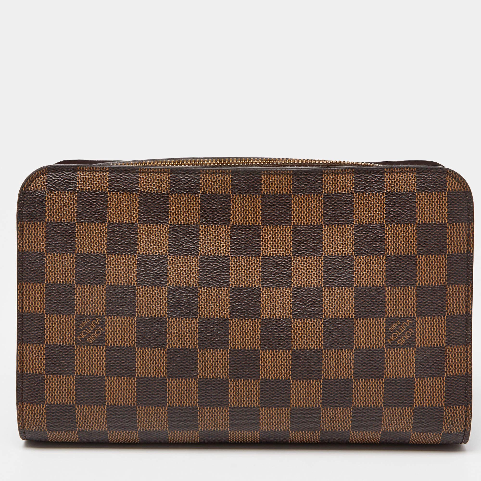 This Saint Louis Pochette clutch by Louis Vuitton is a simple yet smart design that makes for an amazing regular accessory. Crafted from the signature Damier Ebene coated canvas, this bag comes with a front slip pocket and one primary compartment