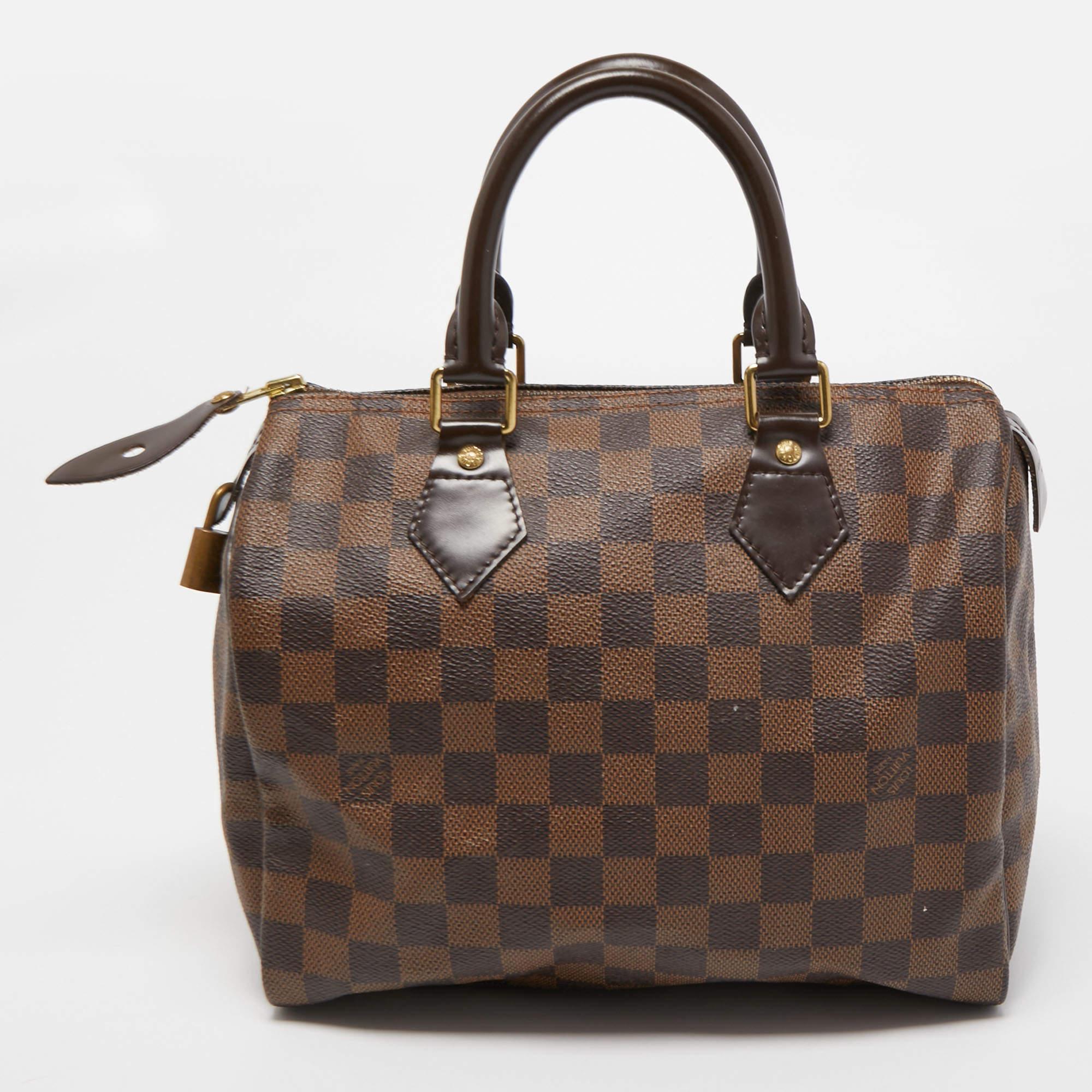 Created to provide you with everyday ease, this Louis Vuitton Speedy 25 bag features dual handles, a shoulder strap, and a roomy canvas-lined interior. The usage of the signature monogram canvas in its construction offers instant brand